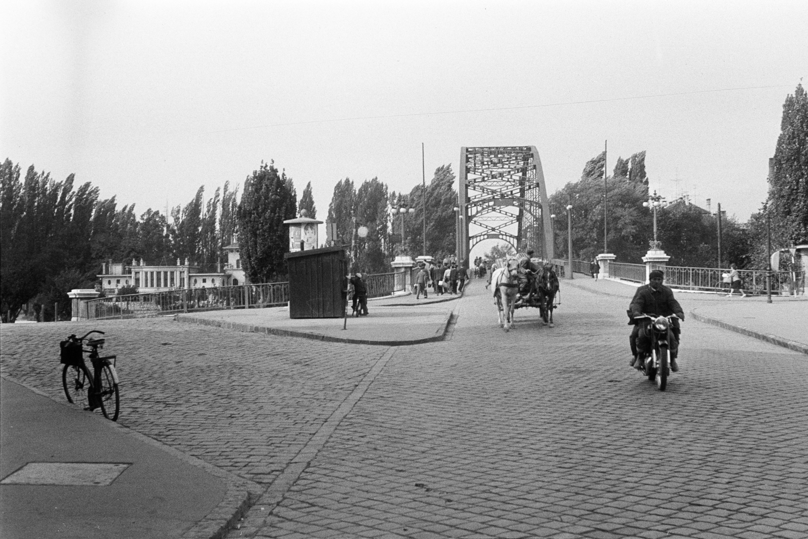 Magyarország, Győr, Jedlik Ányos utca, szemben a Kossuth híd., 1965, Artfókusz, Fábián József, kerékpár, bódé, lovaskocsi, Fortepan #281149