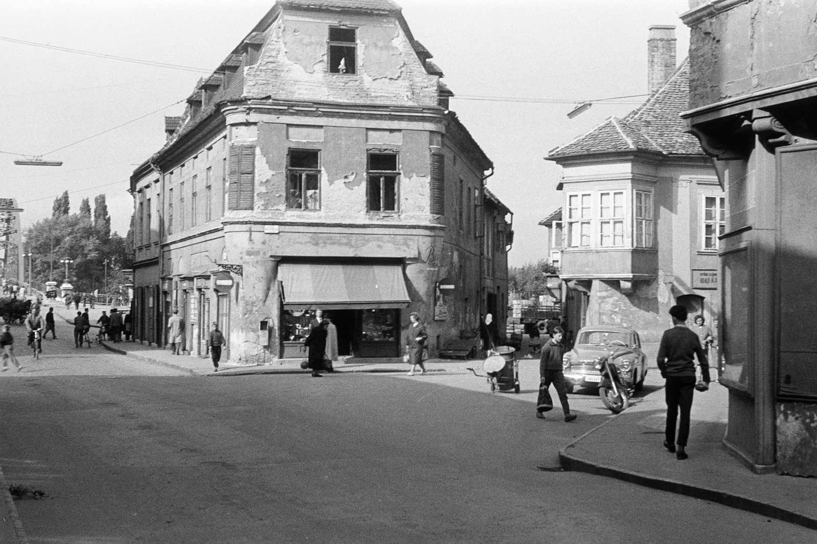 Magyarország, Győr, a Kreszta-ház a Jedlik Ányos utca és Káposztás köz sarkán, balra a Kossuth híd., 1965, Artfókusz, Fábián József, kerékpár, Fortepan #281150