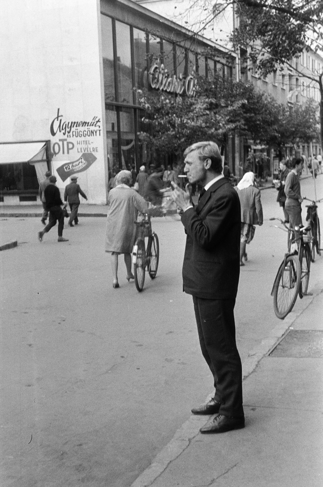 Magyarország, Győr, Baross Gábor (Lenin) út, az üvegportálos, lapostetős épület az Állami Áruház a Bajcsy-Zsilinszky út sarkán., 1965, Artfókusz, Fábián József, kerékpár, rágyújt, Fortepan #281153