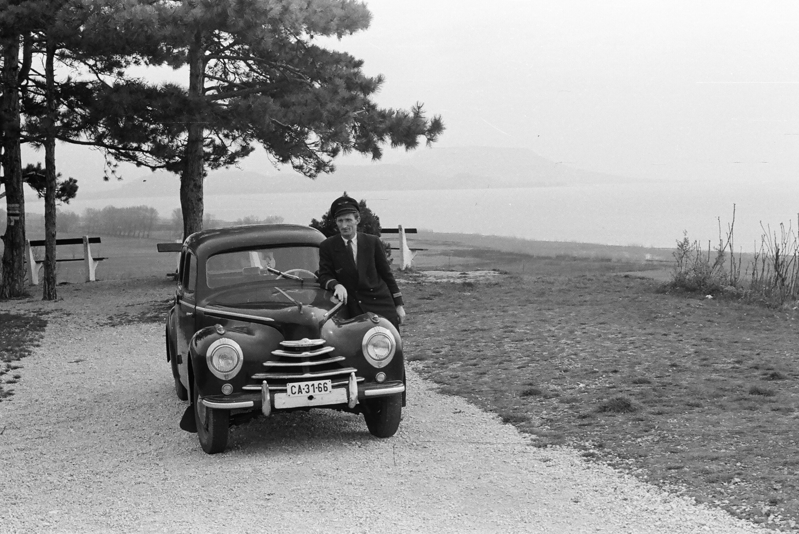 Hungary, Balatongyörök, Szépkilátó, Skoda 1101 típusú személygépkocsi., 1960, Umann Kornél, Czechoslovak brand, Skoda-brand, lookout, automobile, number plate, prop up on elbows, Fortepan #28117