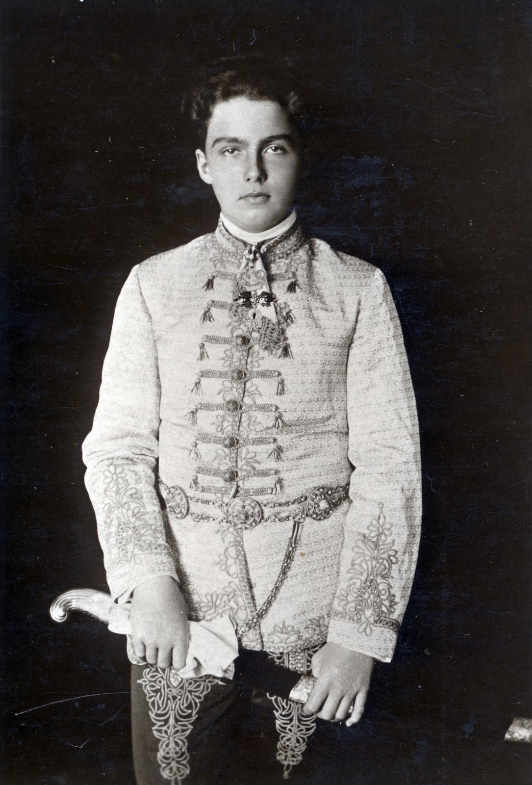 Habsburg Ottó díszmagyarban, 1924, Habsburg Ottó Alapítvány, celebrity, teenager, portrait, sword, Fortepan #281185