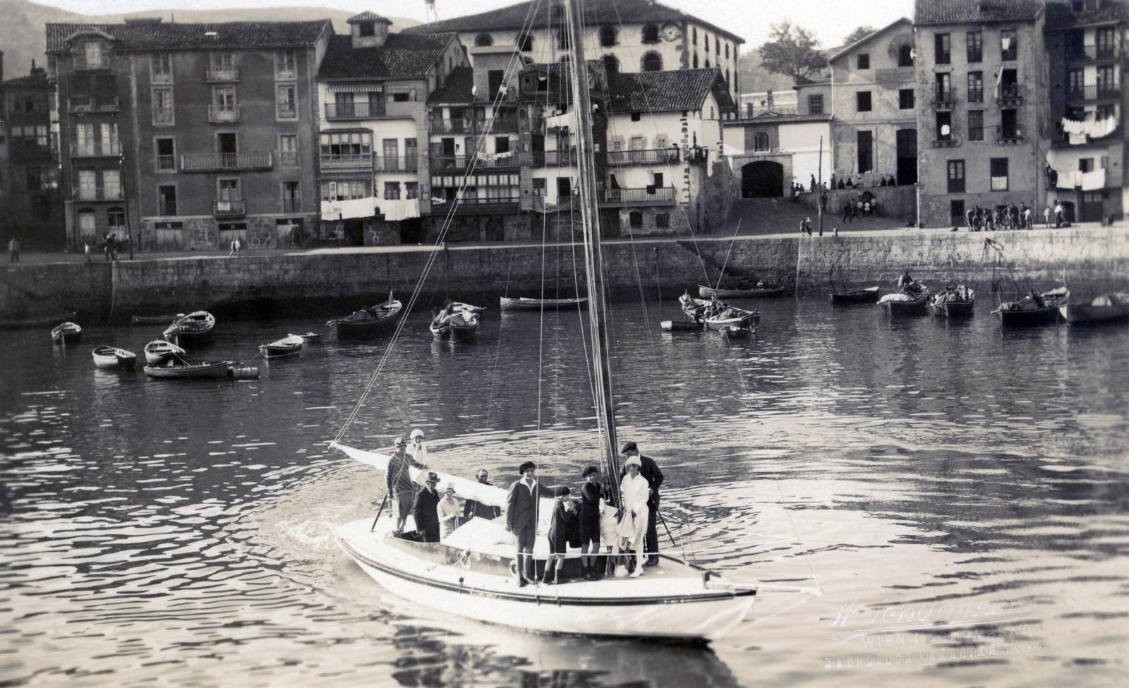 Spain, Lekeitio, Habsburg Ottó és testvérei hajókiránduláson. A Magyarországról érkezett bencés atyák irányítása mellett a helybéliek is segítették Ottó felnőtté válását, aminek része volt a sport, és olykor a vitorlázás is., 1925, Habsburg Ottó Alapítvány, family, sailboat, Fortepan #281187