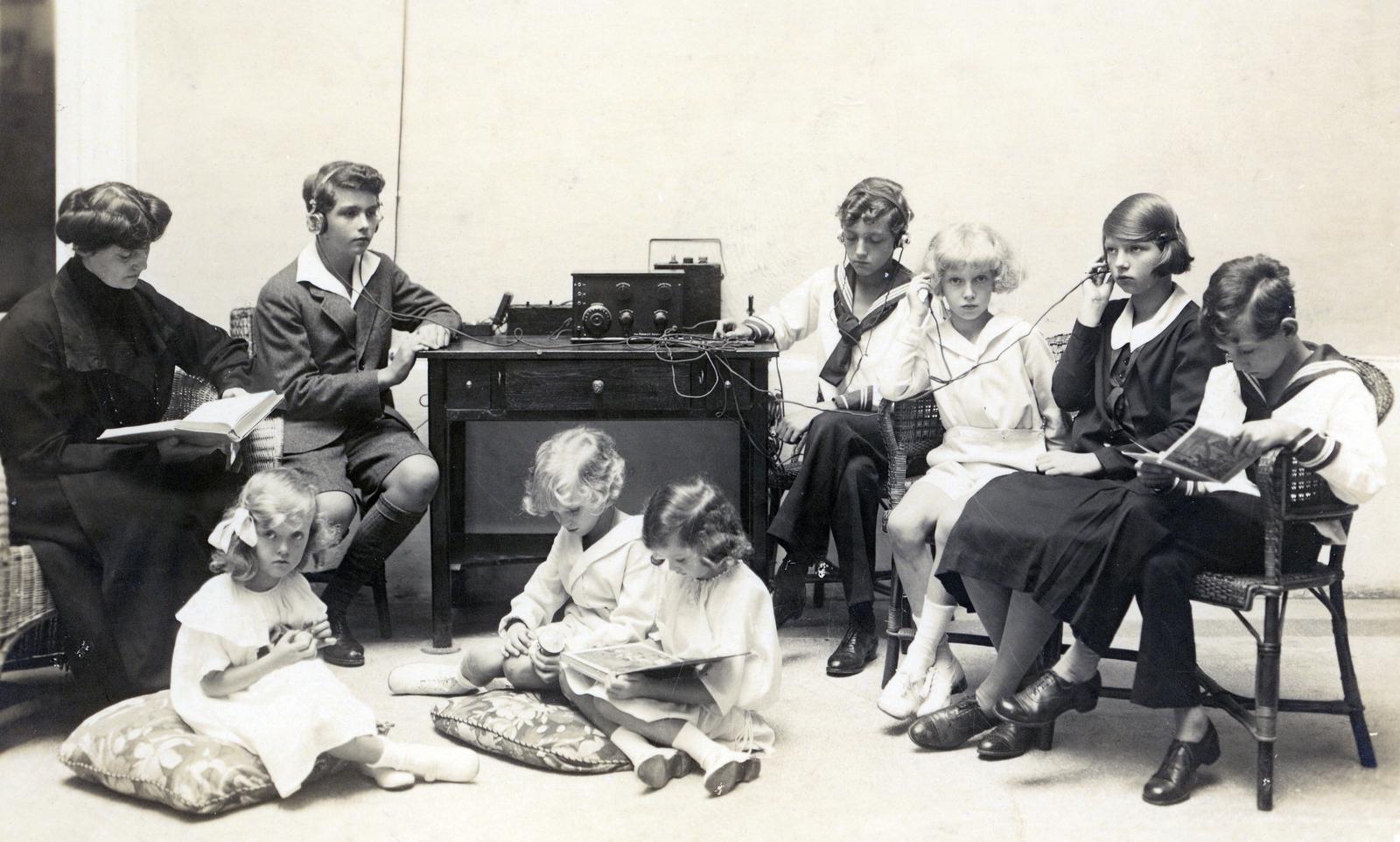 Rádiózás családi körben. Hátsó sor, b-j: Zita királyné, Habsburg Ottó, Róbert, Károly Lajos, Etelka, Félix, első sor: Erzsébet, Rudolf, Sarolta., 1928, Habsburg Ottó Alapítvány, reading, headset, Fortepan #281191