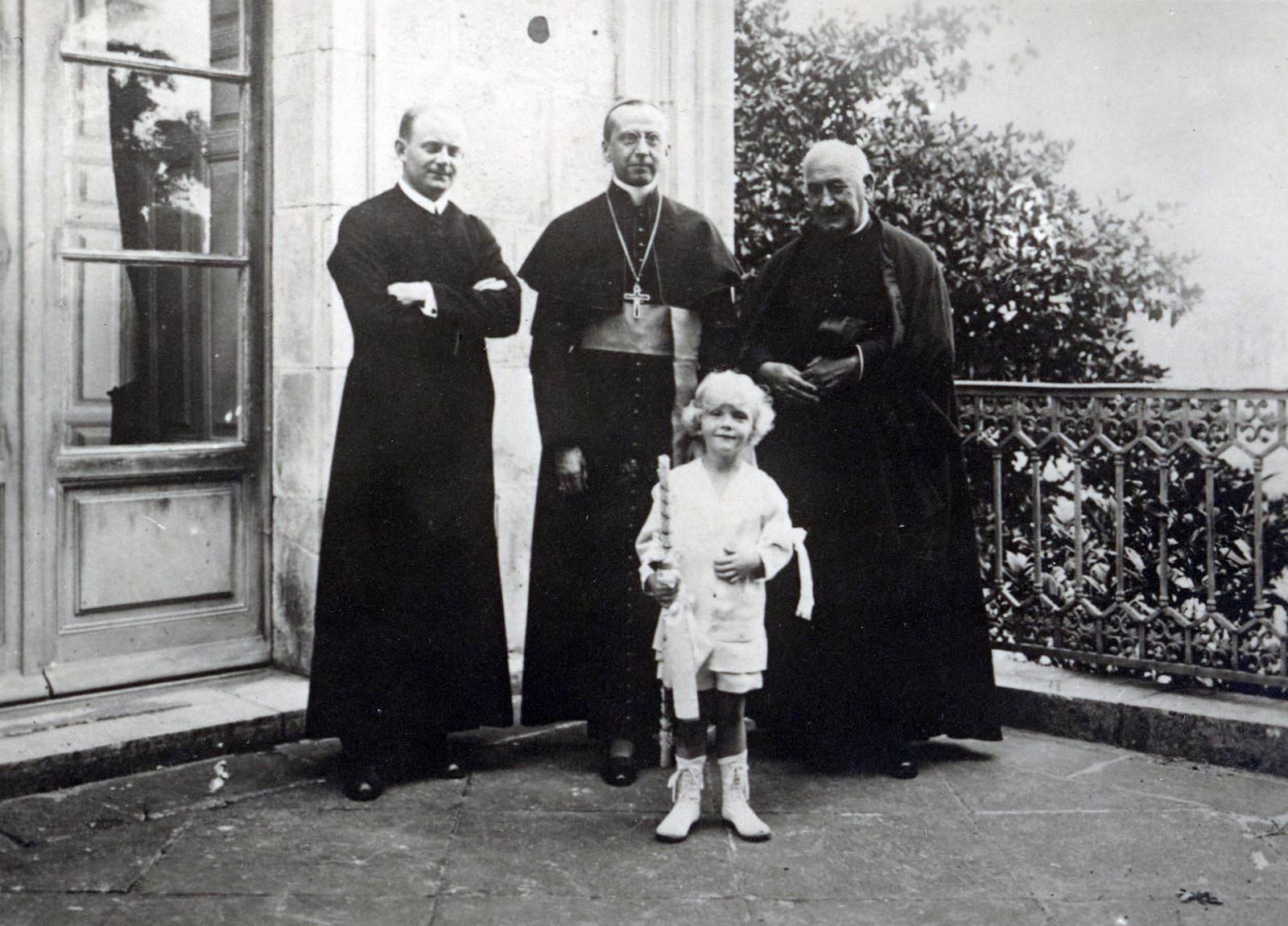 Spanyolország, Lekeitio, Habsburg Károly Lajos a bérmálási szertartást végző atyákkal. Bal oldalon Solymos Vendel pannonhalmi bencés tanár., 1923, Habsburg Ottó Alapítvány, fehér ruha, pap, kisfiú, Fortepan #281205