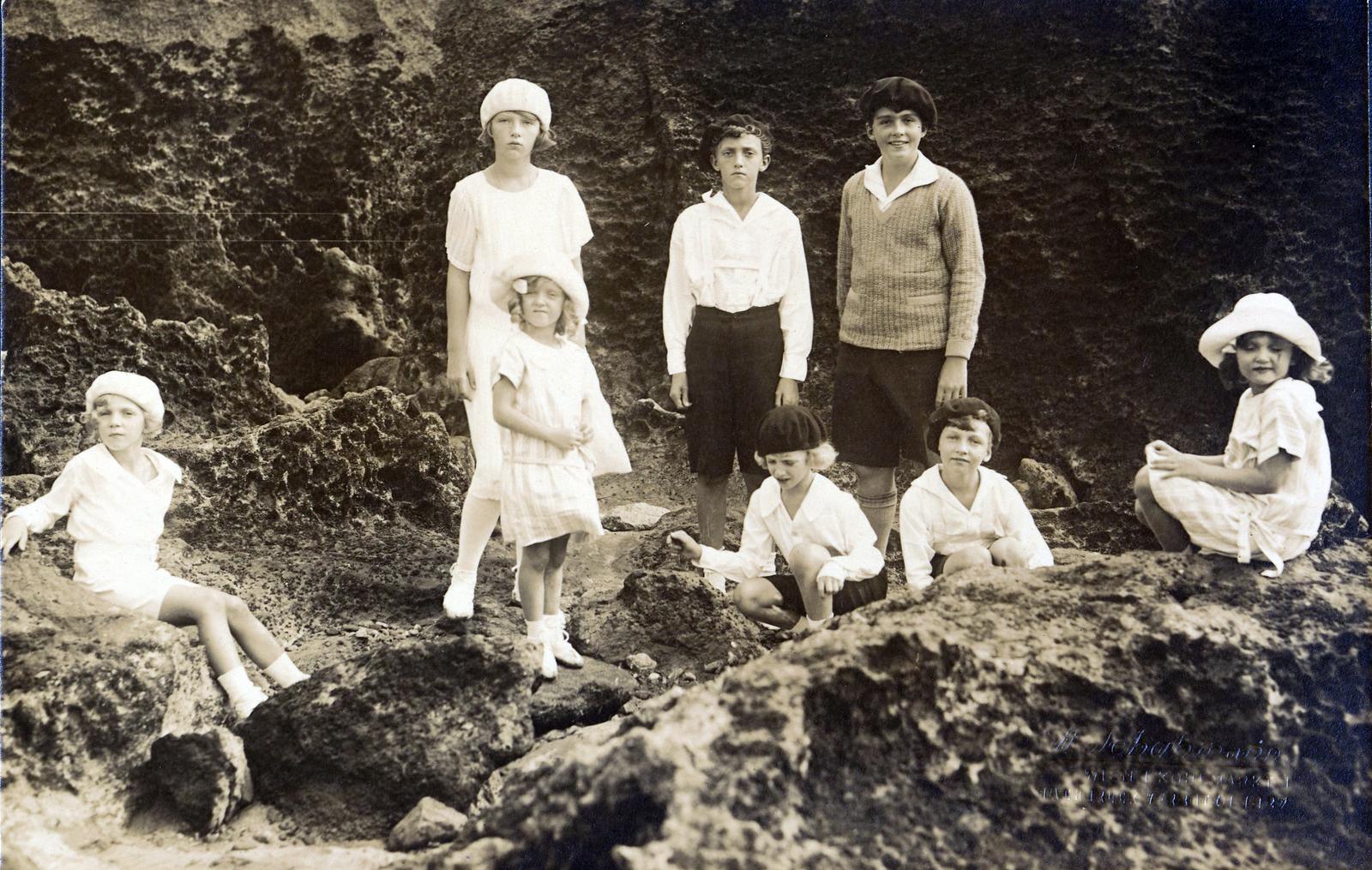 Spain, Lekeitio, Habsburg Ottó és testvérei Hátsó sorban (b-j) Etelka, Róbert és Ottó, első sorban: Rudolf, Erzsébet, Károly Lajos, Félix és Sarolta a tengerparti sziklákon., 1925, Habsburg Ottó Alapítvány, tableau, sitting on a rock, Fortepan #281208