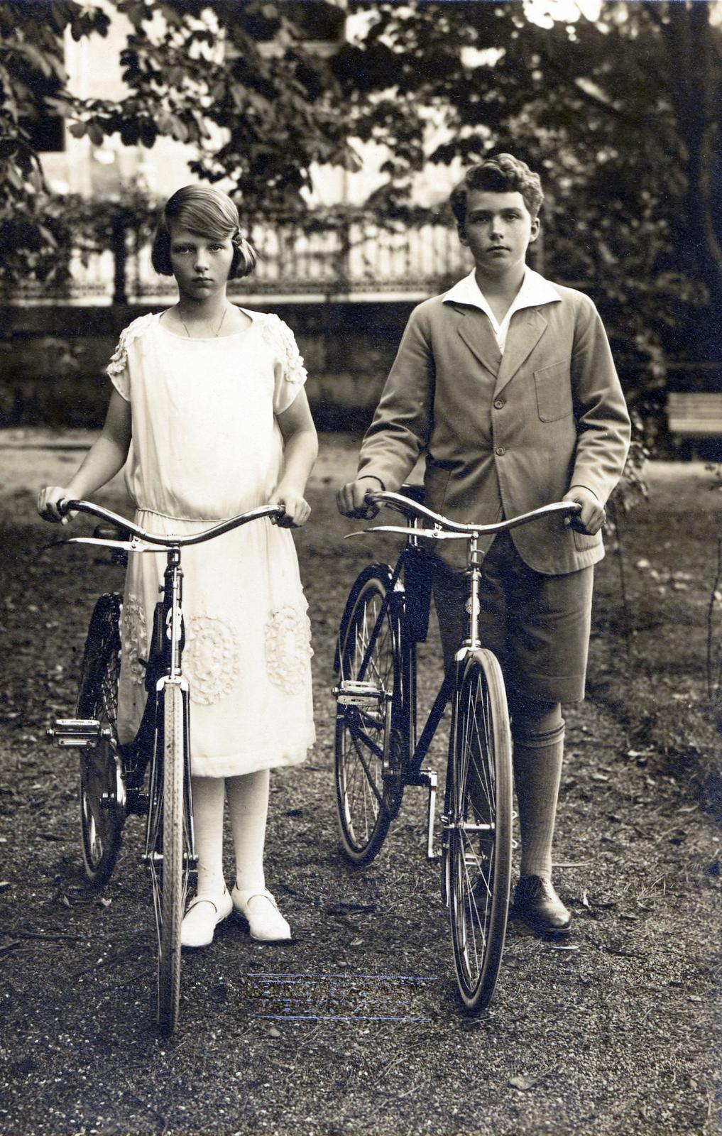 Habsburg Ottó és legidősebb húga, Etelka, 1924, Habsburg Ottó Alapítvány, brothers, teenager, bicycle, Fortepan #281209