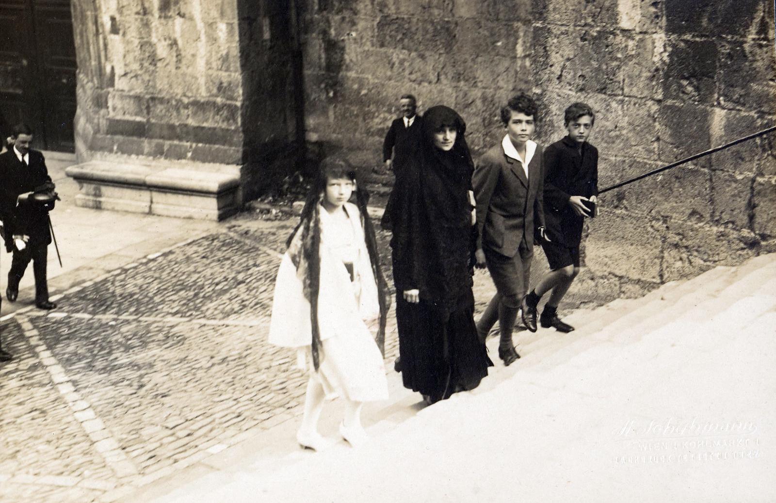 Spain, Lekeitio, Abaroa Kalea, Zita királyné és gyermekei (Habsburg Etelka, Ottó és Róbert) a Szűz Mária mennybevétele bazilikából (Basílica de la Asunción de Nuestra Señora) távozóban., 1924, Habsburg Ottó Alapítvány, kids, mother, stairs, Fortepan #281215