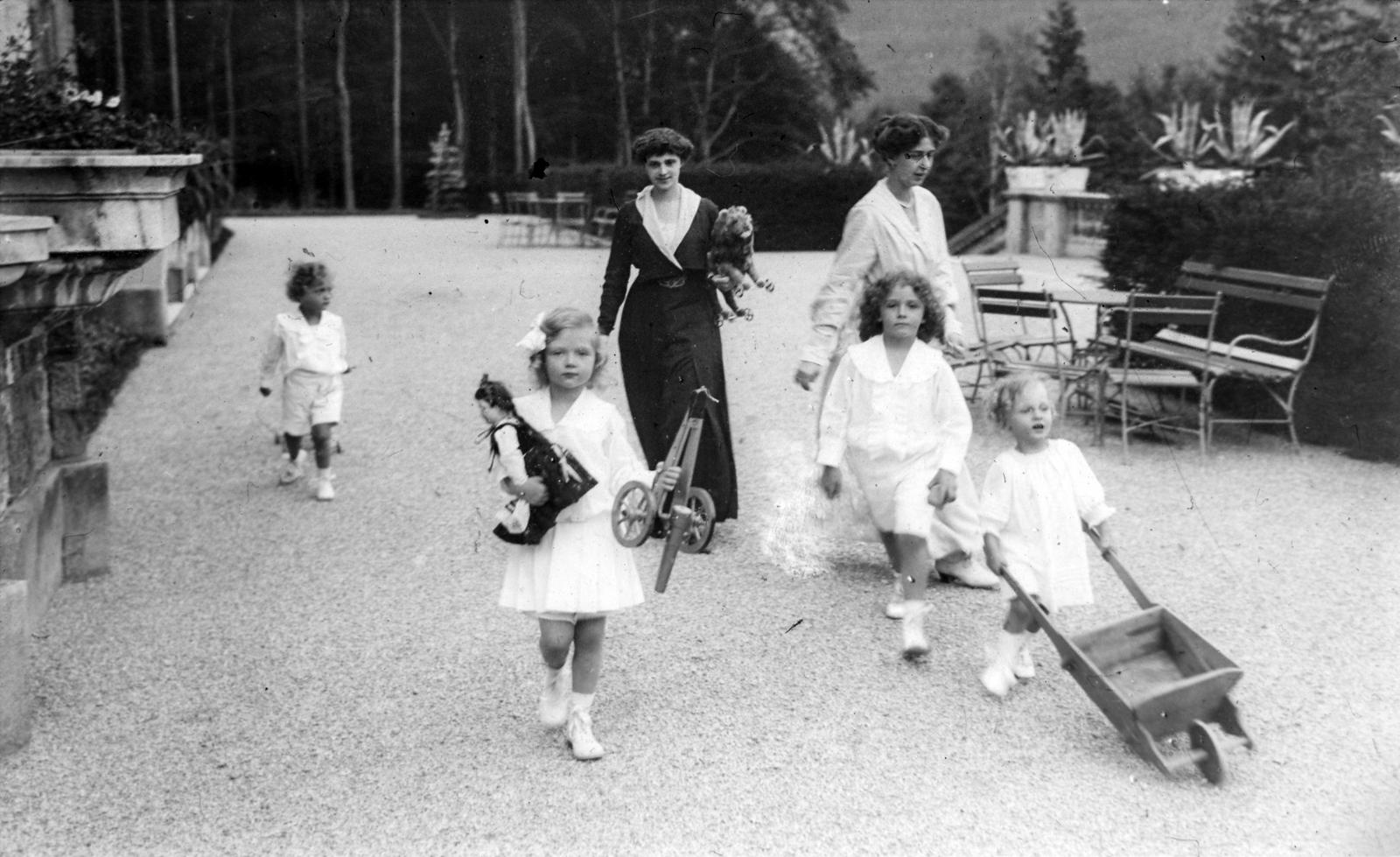 Austria, Villa Wartholz, Zita királyné és gyermekei, b-j: Róbert, Etelka, Ottó és Félix és a nevelőnőjük., 1918, Habsburg Ottó Alapítvány, mother, brothers, toy, Fortepan #281216