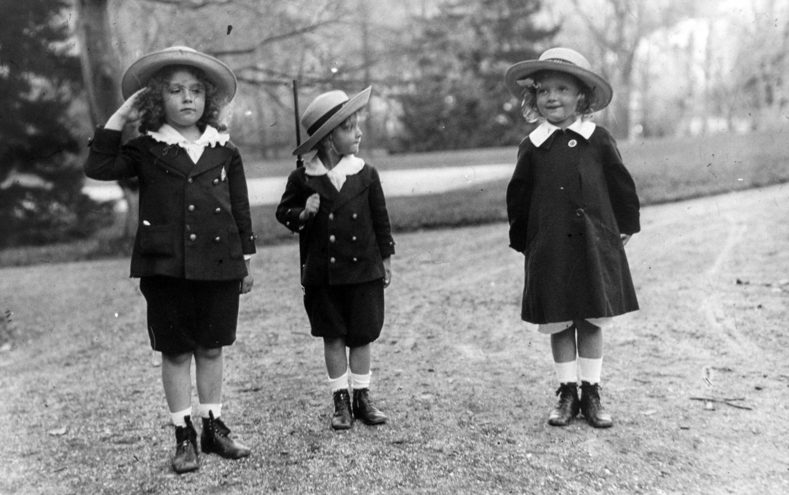 Habsburg Ottó, Etelka és Róbert katonásdit játszanak, 1917, Habsburg Ottó Alapítvány, kids, brothers, Fortepan #281219