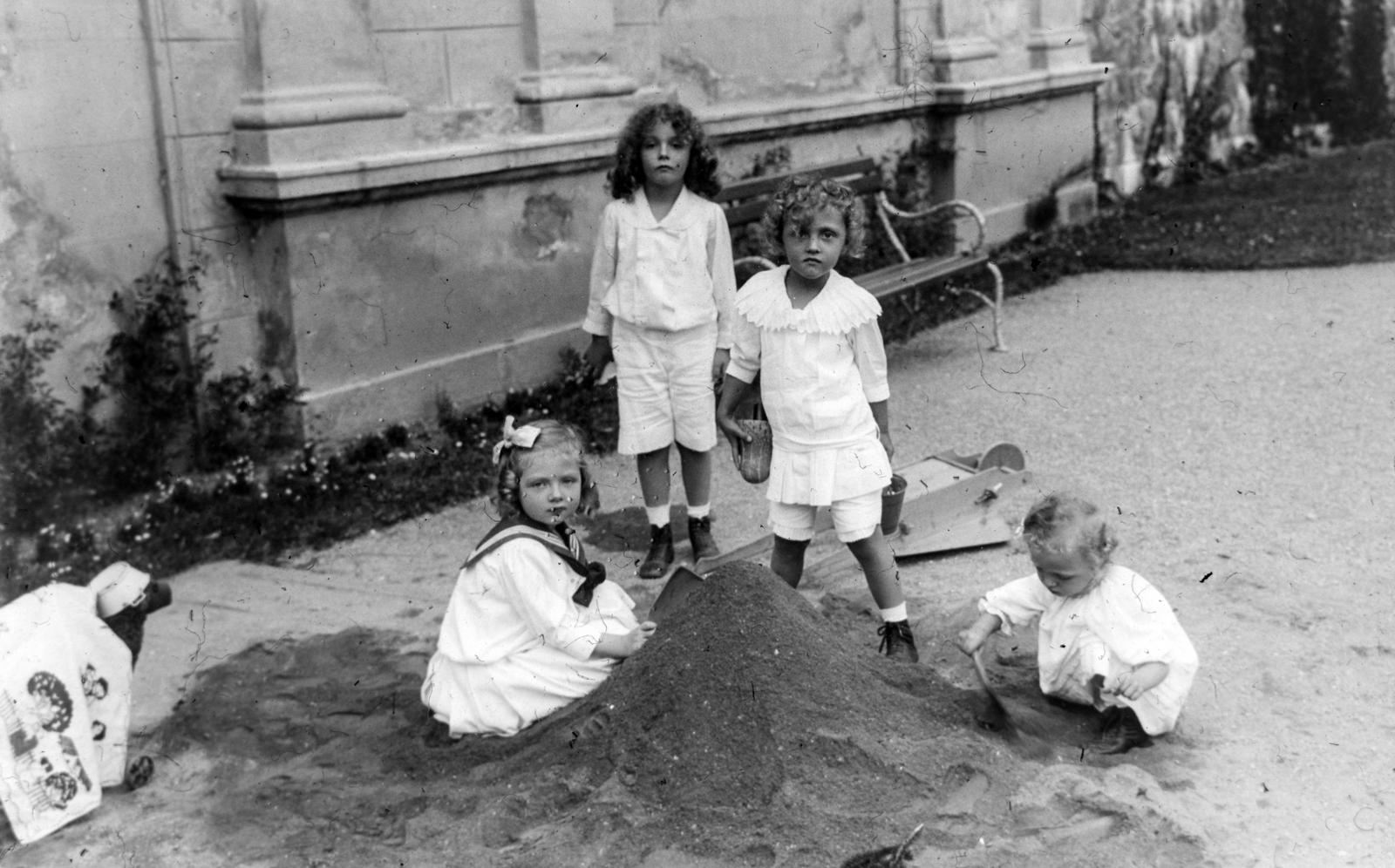 Austria, Villa Wartholz, Habsburg Ottó és testvérei homokvárat építenek, b-j: Etelka, Ottó, Róbert és Félix., 1917, Habsburg Ottó Alapítvány, kids, toy, child labour, Fortepan #281222