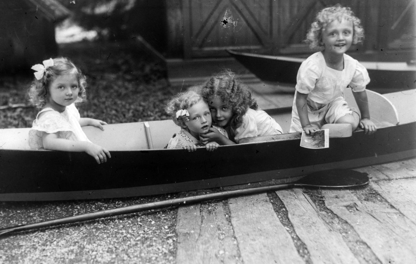 Habsburg Ottó és testvérei csónakban, b-j: Etelka, Félix, Ottó és Róbert, 1917, Habsburg Ottó Alapítvány, ribbon, girls, Fortepan #281223