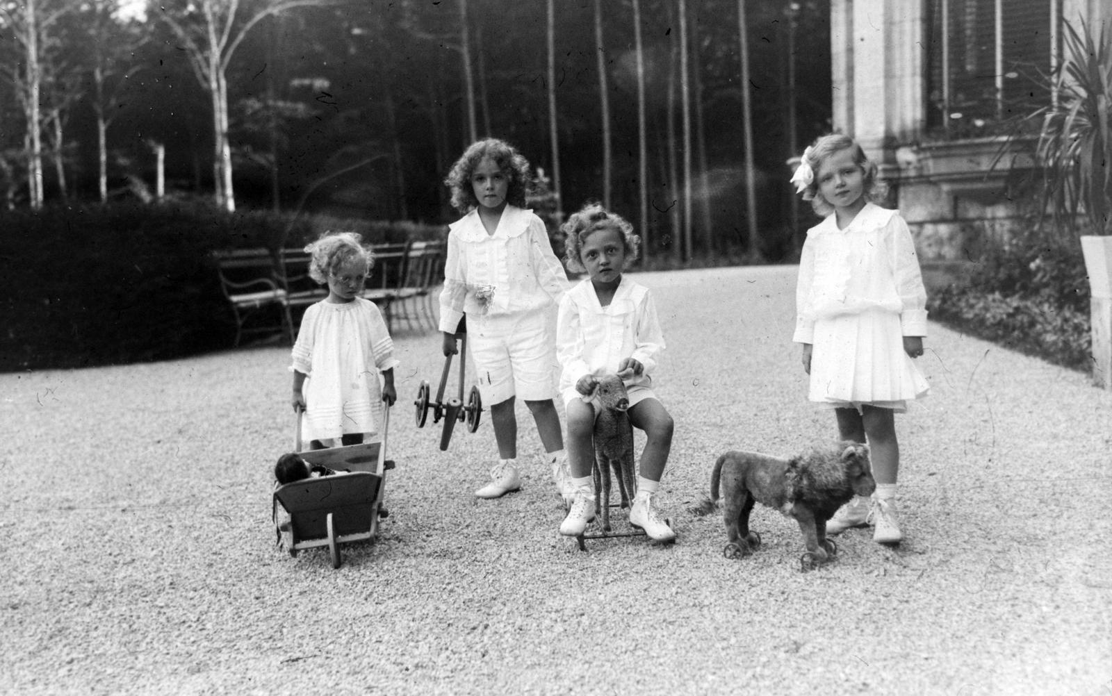 Austria, Villa Wartholz, Habsburg Ottó és testvérei játékokkal, b-j: Félix, Ottó, Róbert és Etelka., 1917, Habsburg Ottó Alapítvány, kids, white dress, toy animal, child labour, Fortepan #281224