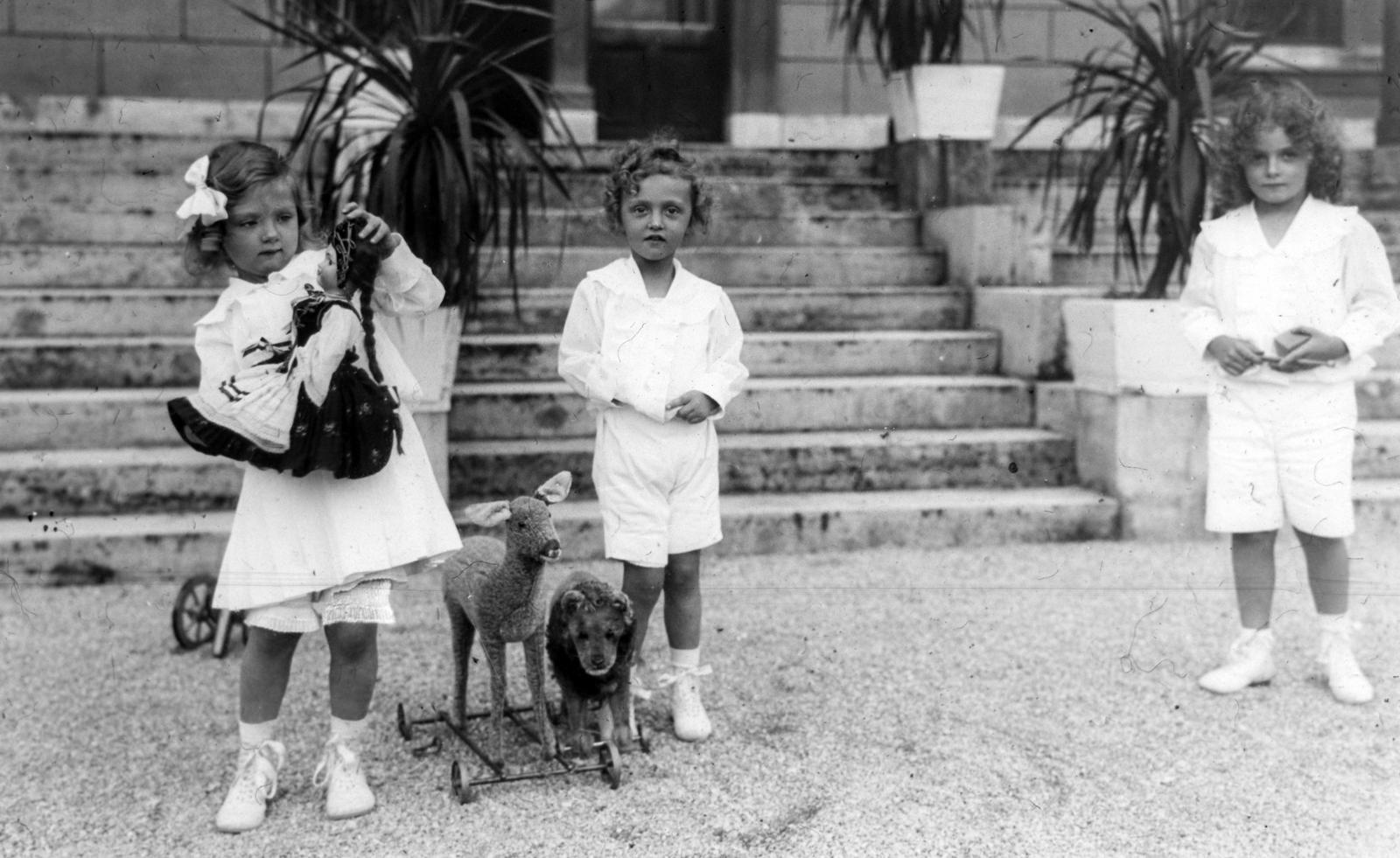 Austria, Villa Wartholz, Habsburg Ottó, Etelka és Róbert játékokkal., 1917, Habsburg Ottó Alapítvány, hold in arms, toy doll, toy animal, Fortepan #281225