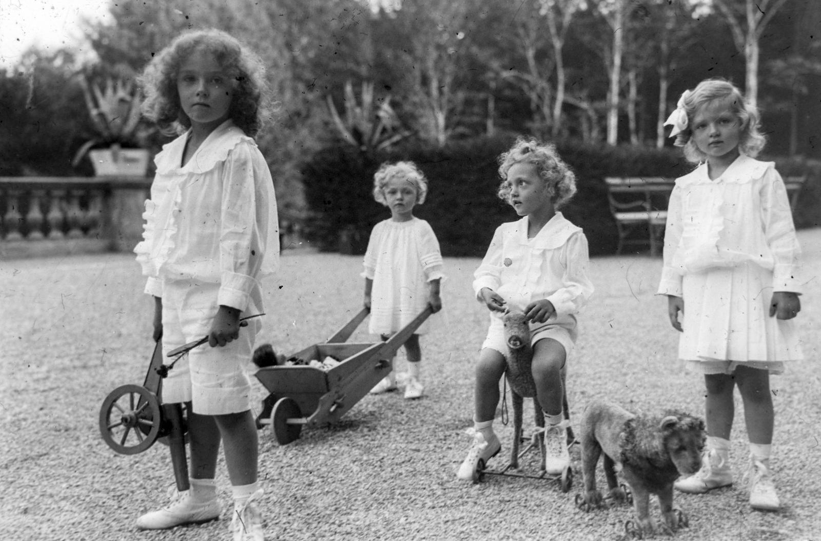 Austria, Villa Wartholz, Habsburg Ottó és testvérei játékokkal, b-j: Ottó, Félix, Róbert és Etelka., 1917, Habsburg Ottó Alapítvány, kids, white dress, toy, wheelbarrow, child labour, Fortepan #281226