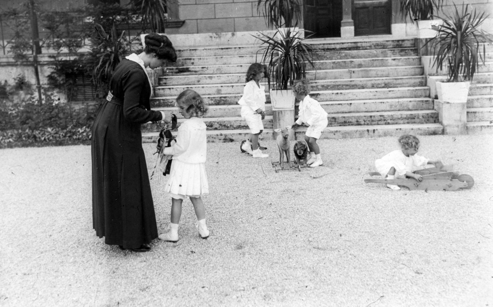 Ausztria, Reichenau an der Rax, Villa Wartholz, Zita királyné gyermekeivel, b-j: Habsburg Etelka, Ottó, Róbert és Félix., 1917, Habsburg Ottó Alapítvány, anya, testvérek, Fortepan #281227