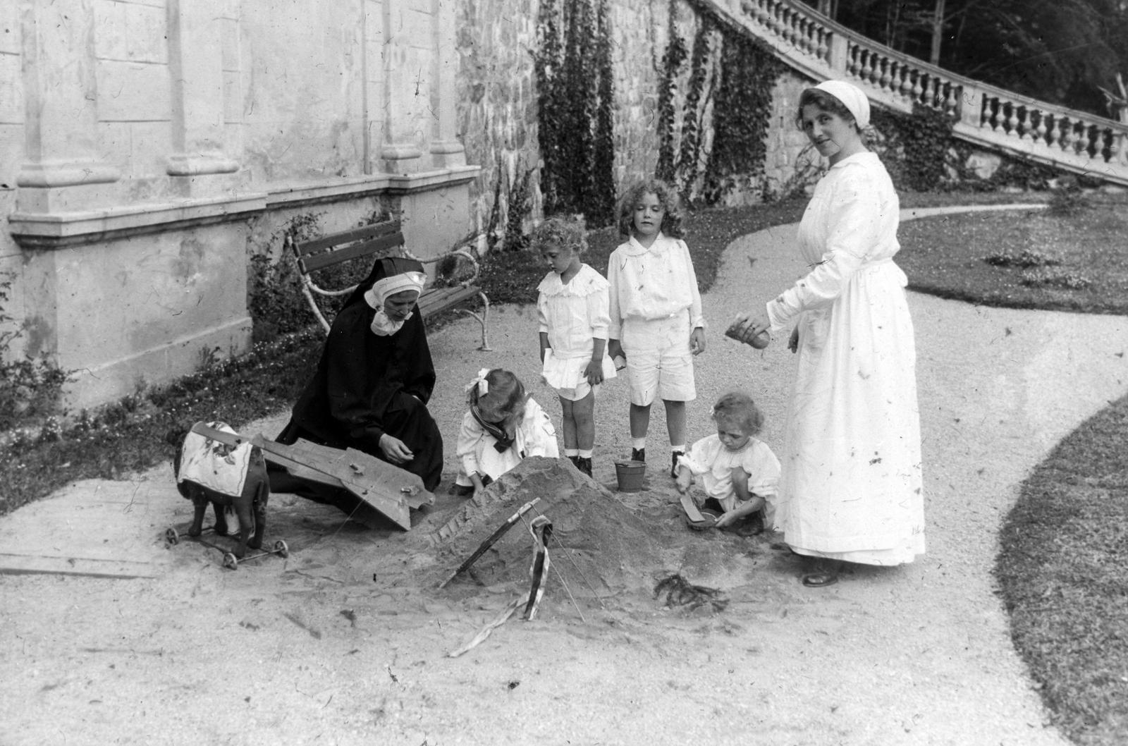 Habsburg Ottó és testvérei nevelőnőikkel, b-j: Etelka, Róbert, Ottó és Félix, 1917, Habsburg Ottó Alapítvány, sand castle, Fortepan #281230