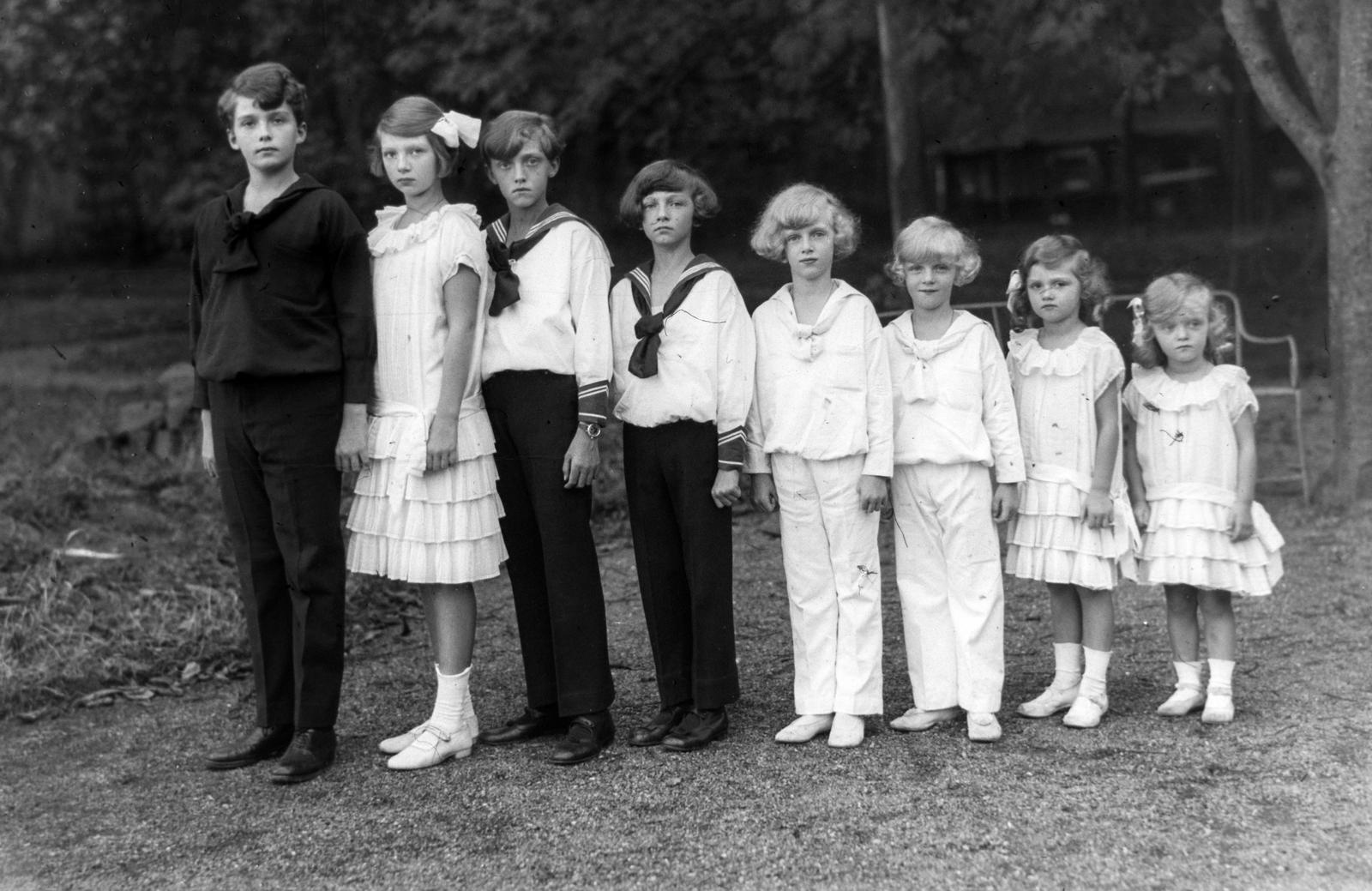 Csoportkép a Habsburg-gyerekekről, b-j: Ottó, Etelka, Róbert, Félix, Károly Lajos, Rudolf, Sarolta és Erzsébet, 1924, Habsburg Ottó Alapítvány, height chart, kids, Fortepan #281239