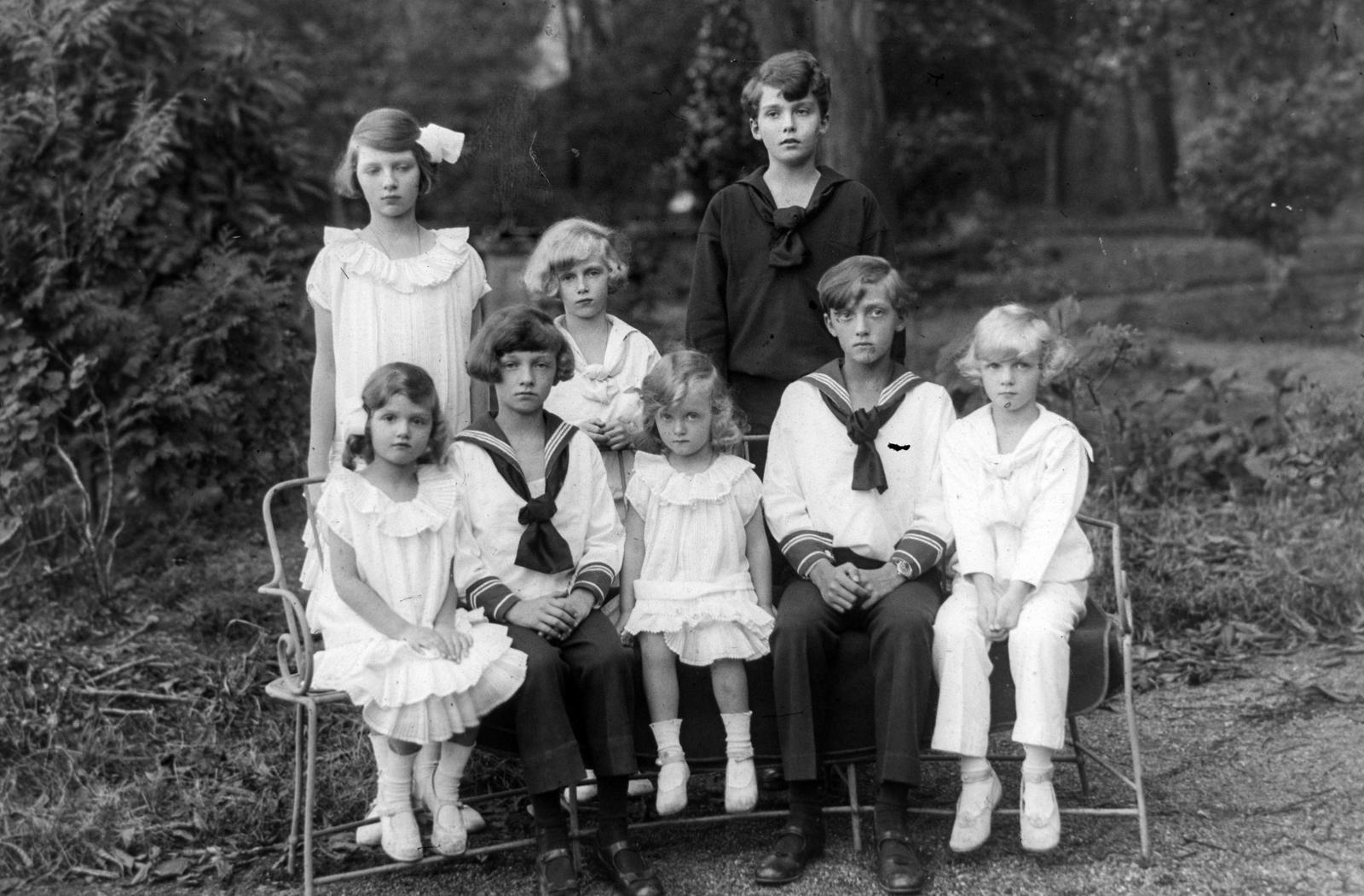 Csoportkép a Habsburg-gyerekekről, hátsó sor, b-j: Etelka, Károly Lajos és Ottó, padon ülők, b-j: Sarolta, Félix, Erzsébet, Róbert és Rudolf, 1924, Habsburg Ottó Alapítvány, bench, hairdo, tableau, kids, Fortepan #281240