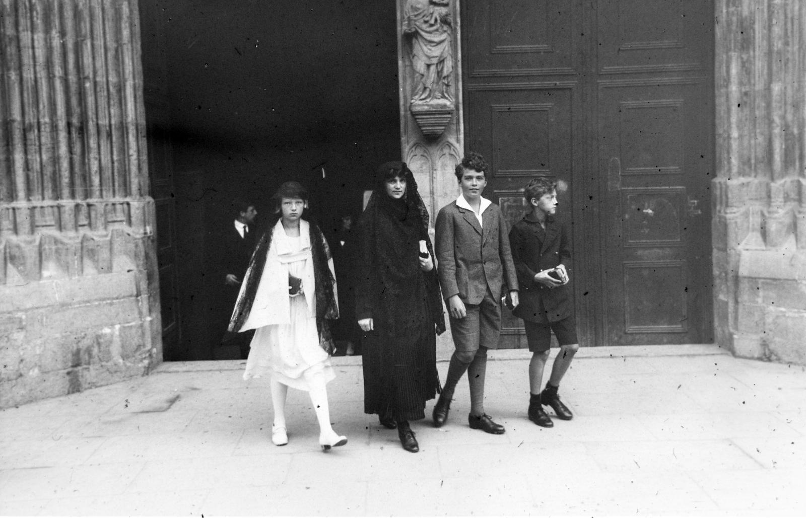 Spain, Lekeitio, Abaroa Kalea, Zita királyné és gyermekei (Habsburg Etelka, Ottó és Róbert) a Szűz Mária mennybevétele bazilikából (Basílica de la Asunción de Nuestra Señora) távozóban., 1924, Habsburg Ottó Alapítvány, family, dress, Fortepan #281245