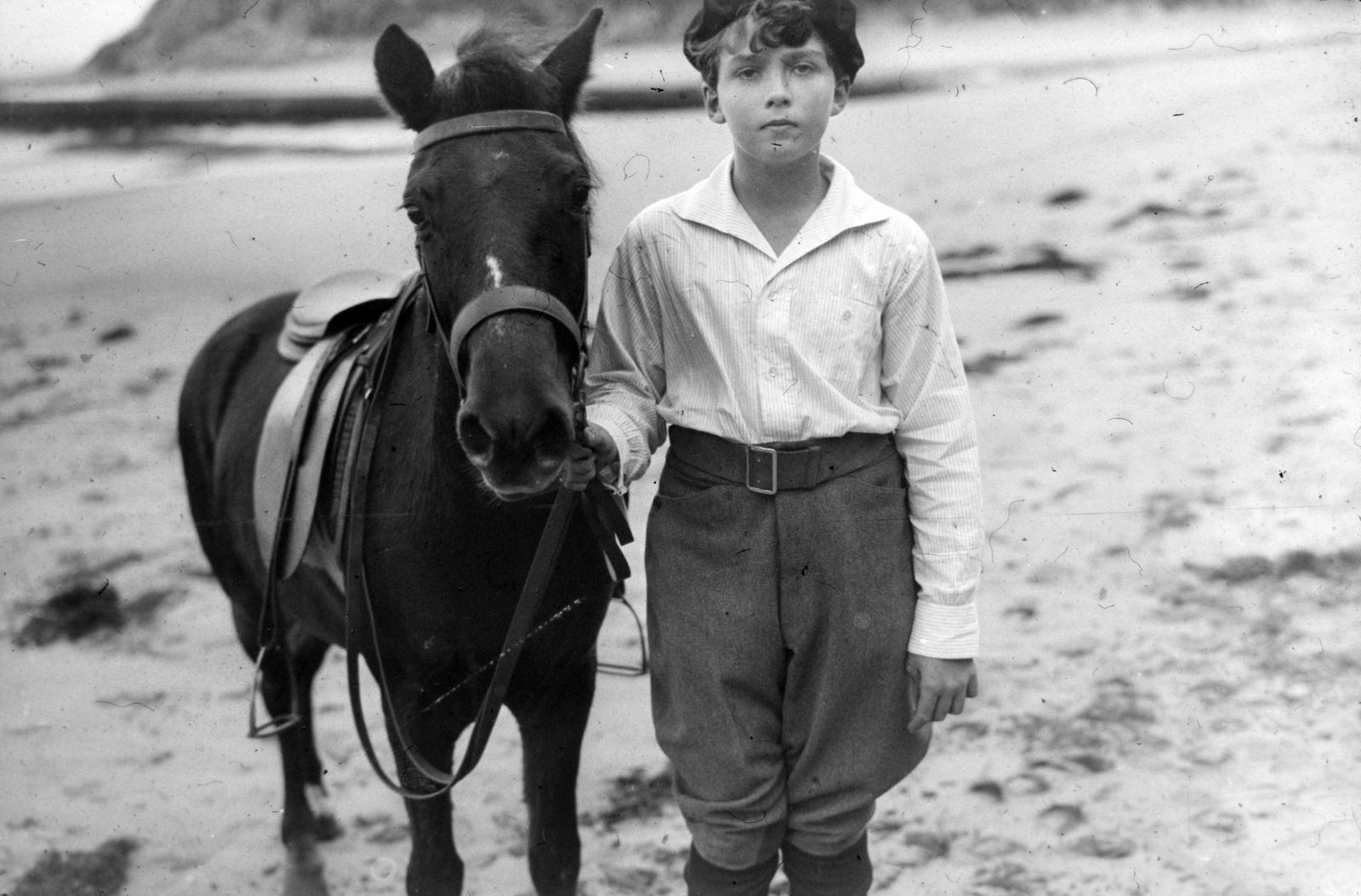 Habsburg Ottó lóval a tengerparton, 1925, Habsburg Ottó Alapítvány, saddle, horse, Fortepan #281249