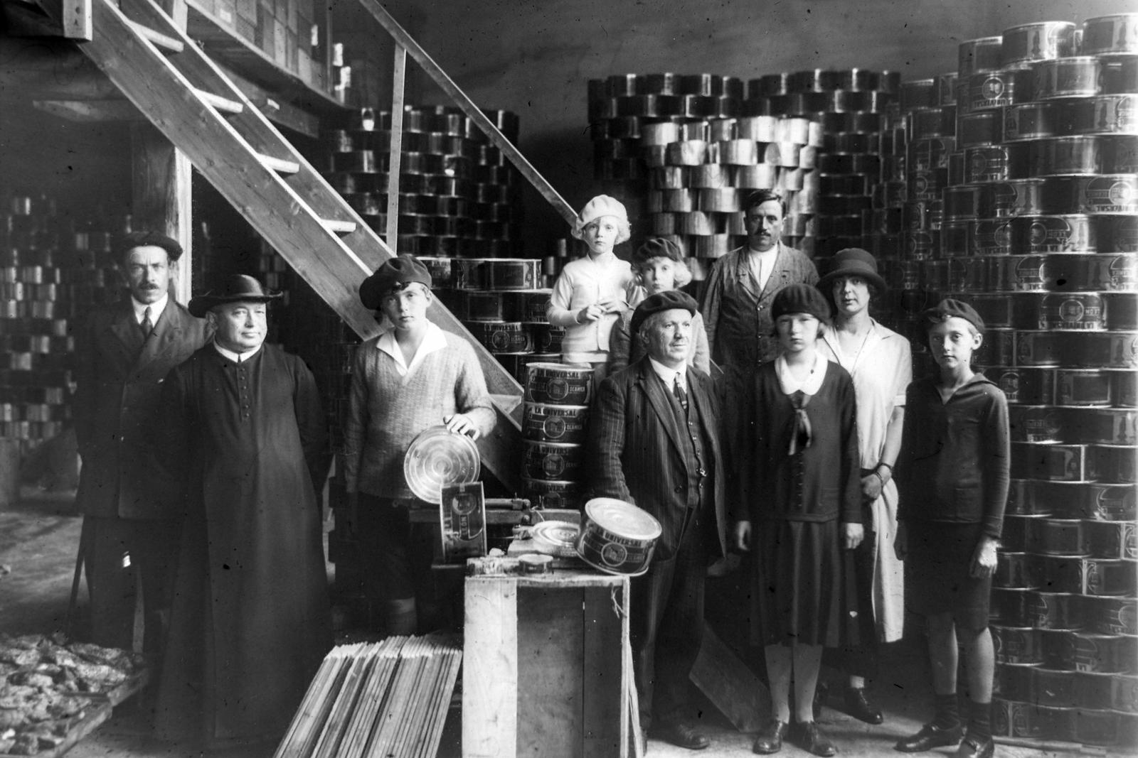 Spain, Lekeitio, a Habsburg testvérek – Ottó, Rudolf, Károly Lajos, Etelka és Róbert – látogatóban a La Universal konzervgyárban. Bal szélen Heinrich Degenfeld gróf, a gyerekek egyik nevelője, mellette a helyi plébános, hátul munkaköpenyben a cég vezetője, egyben a település polgármestere, León Ocamica e Idoeta., 1926, Habsburg Ottó Alapítvány, tower, tin can factory, Fortepan #281257