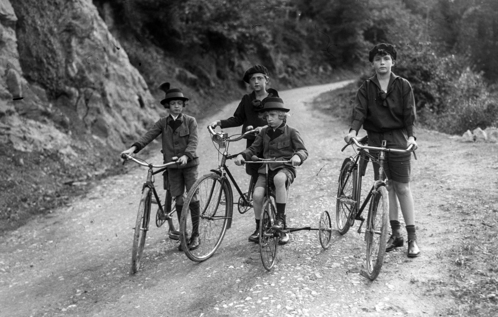 A Habsburg-fiúk biciklikkel, b-j: Félix, Róbert, Károly Lajos és Ottó, 1926, Habsburg Ottó Alapítvány, shorts, kids' tricycles, bicycle, Fortepan #281260
