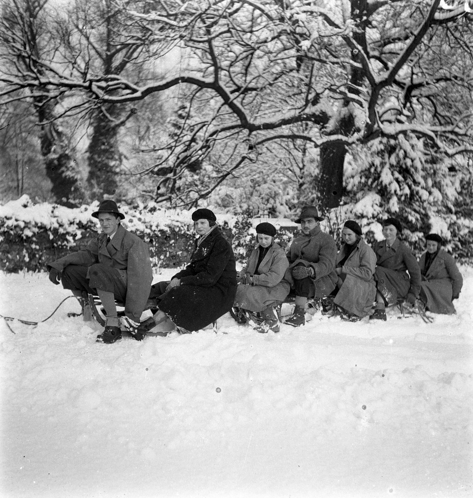Habsburg Ottó és testvérei szánkóznak,, 1939, Habsburg Ottó Alapítvány, winter coat, snow, Fortepan #281271