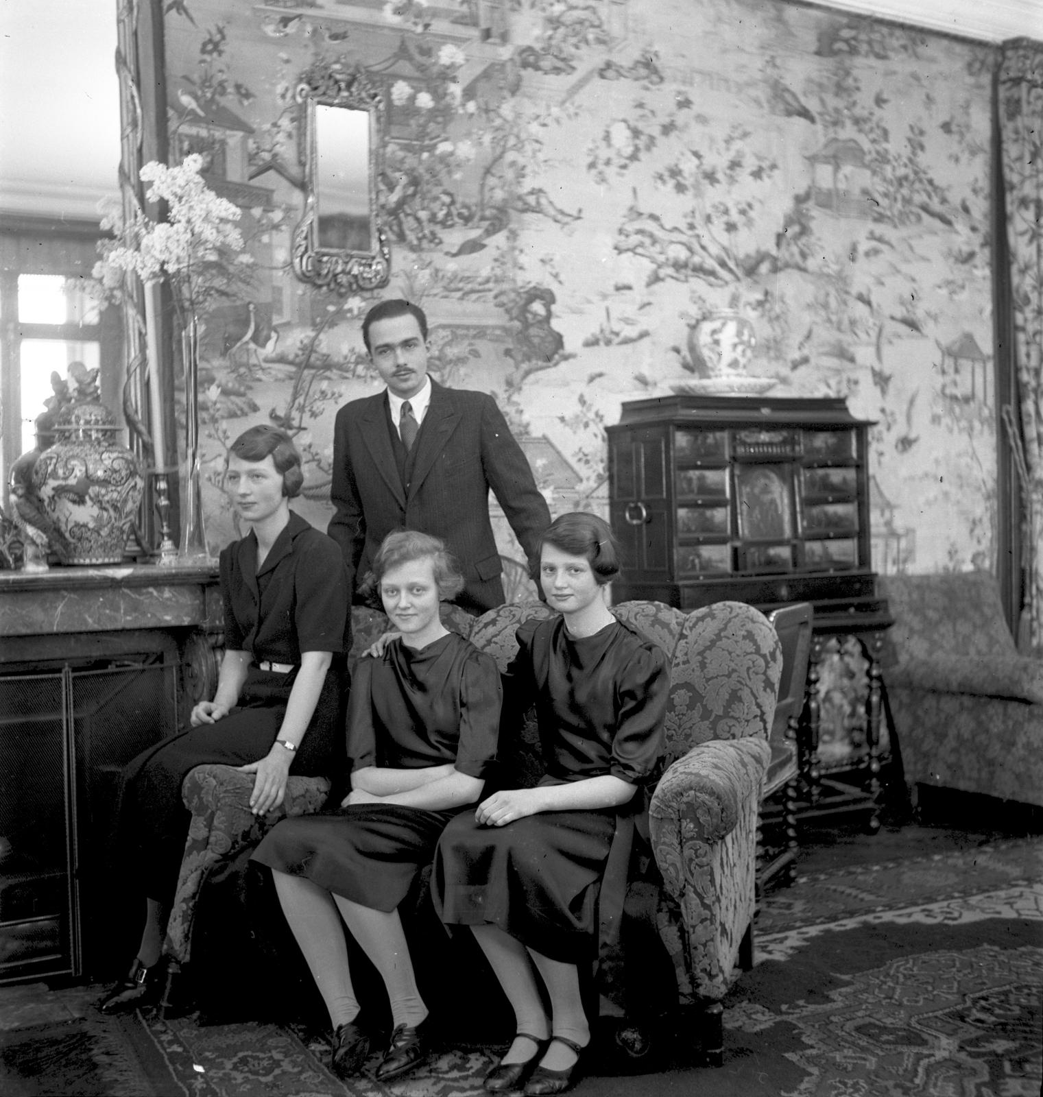 Habsburg Ottó lánytestvéreivel, Sarolta, Erzsébet, Etelka (b-j), 1939, Habsburg Ottó Alapítvány, tableau, family, writing cabinet, Fortepan #281276