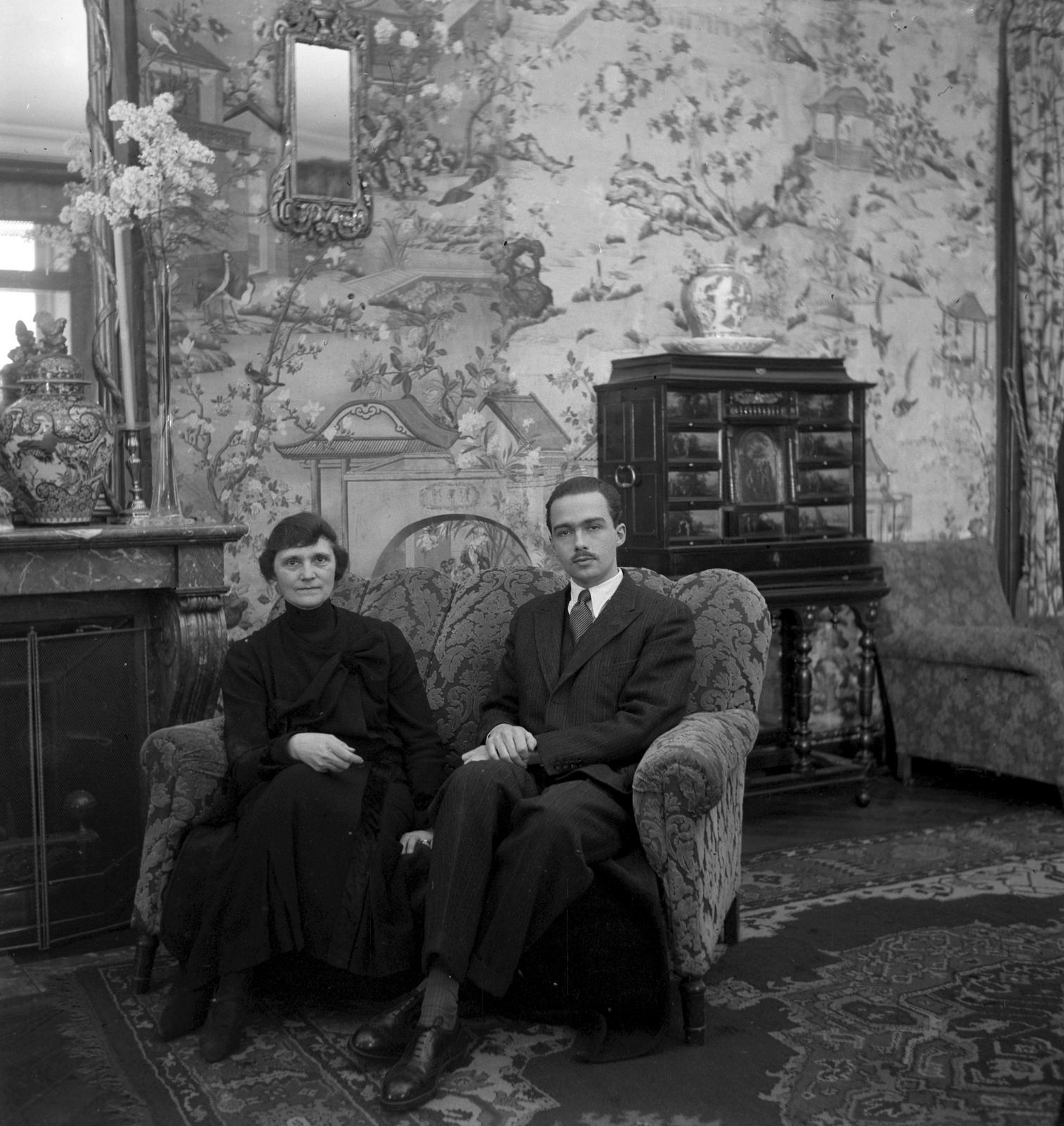 Habsburg Ottó édesanyjával, Zitával, 1939, Habsburg Ottó Alapítvány, double portrait, leg over leg, black dress, interior, Fortepan #281281