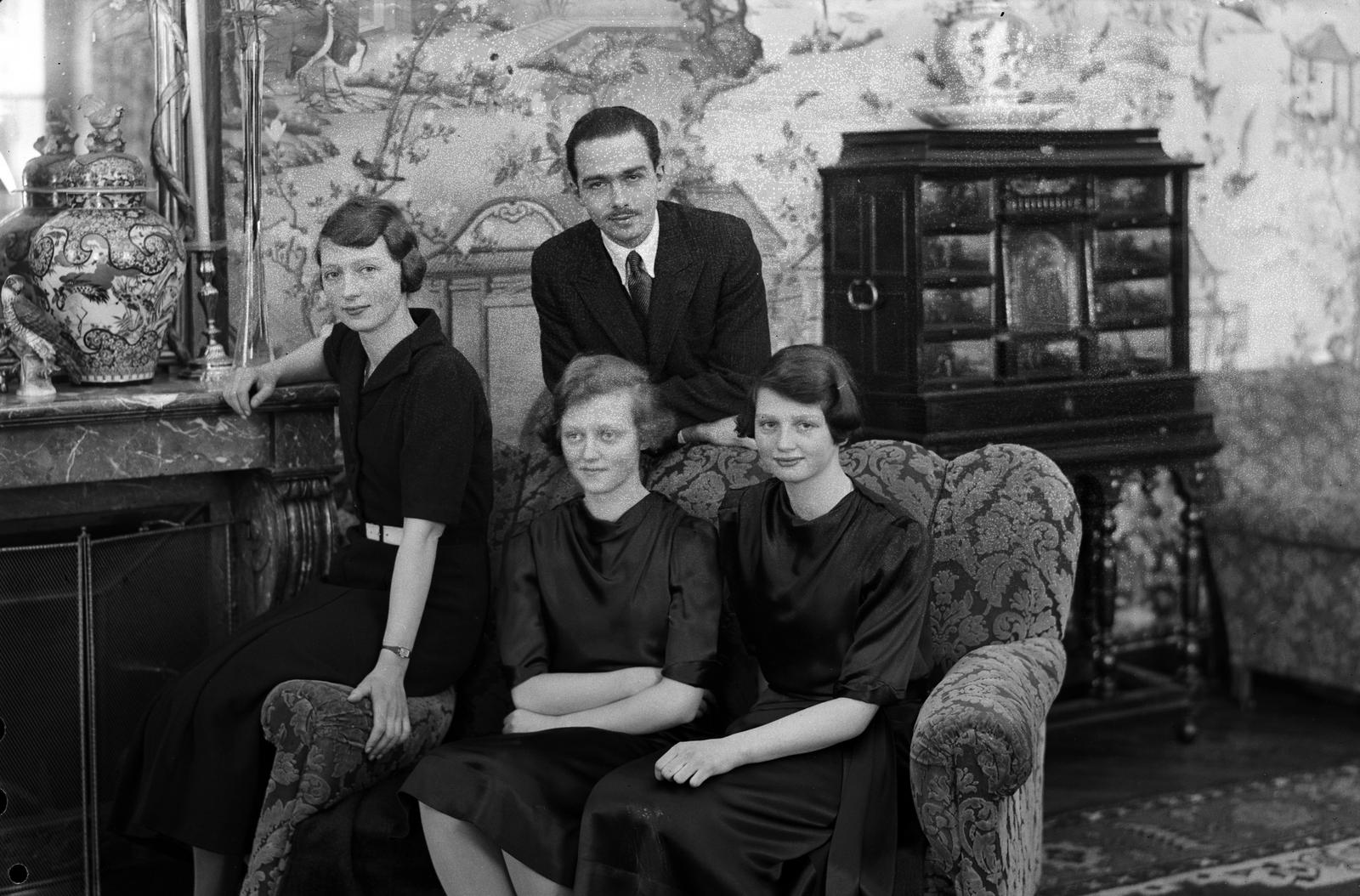 Habsburg Ottó lánytestvéreivel, Etelka, Erzsébet és Sarolta (b-j), 1939, Habsburg Ottó Alapítvány, tableau, family, black dress, Fortepan #281289