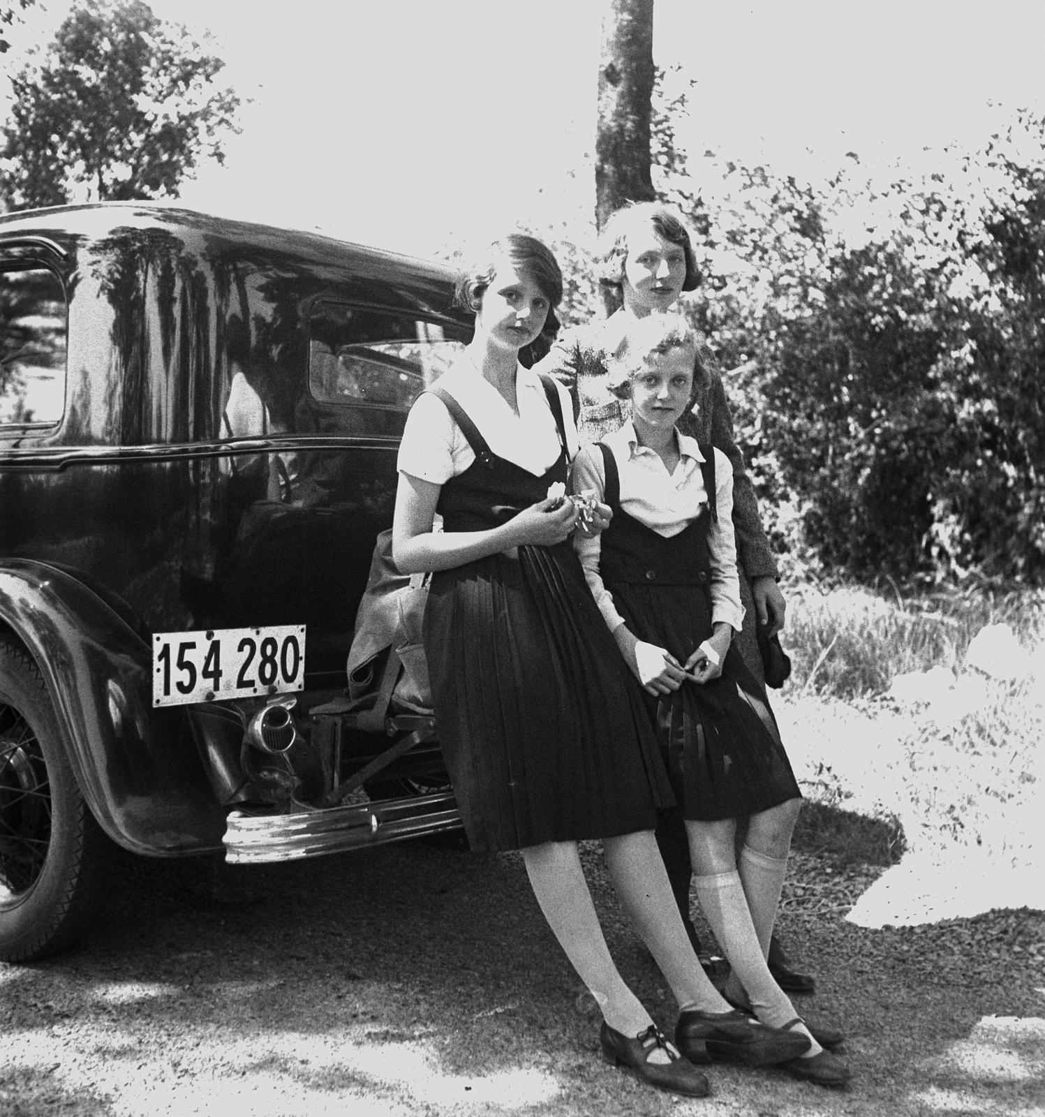 Habsburg Ottó húgai, Sarolta, Erzsébet és Etelka (b-j), 1940, Habsburg Ottó Alapítvány, automobile, girls, number plate, Fortepan #281291