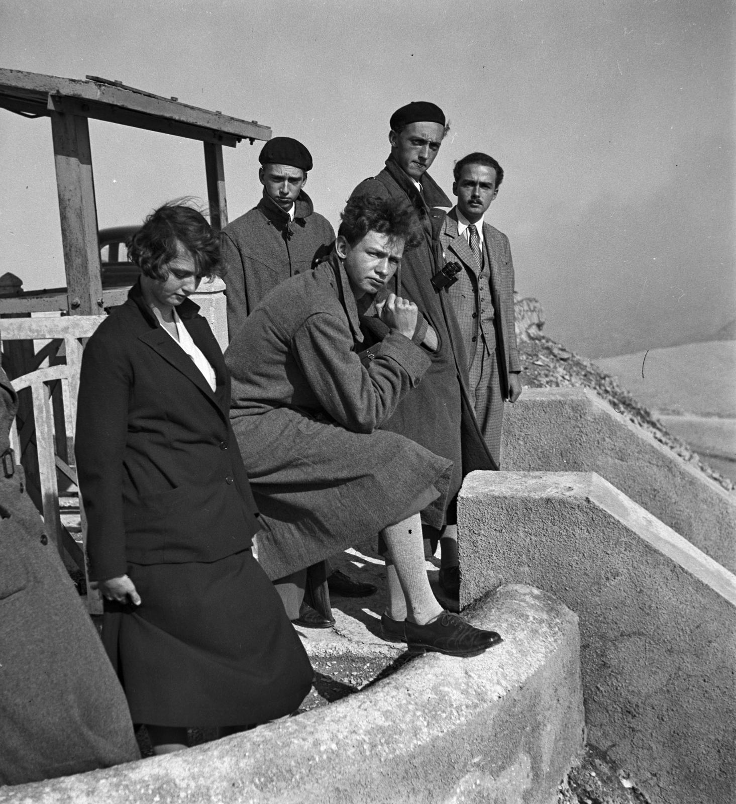 Habsburg-testvérek: Sarolta, Félix, Károly Lajos, Róbert és Ottó, 1940, Habsburg Ottó Alapítvány, looking back, stone wall, Fortepan #281293
