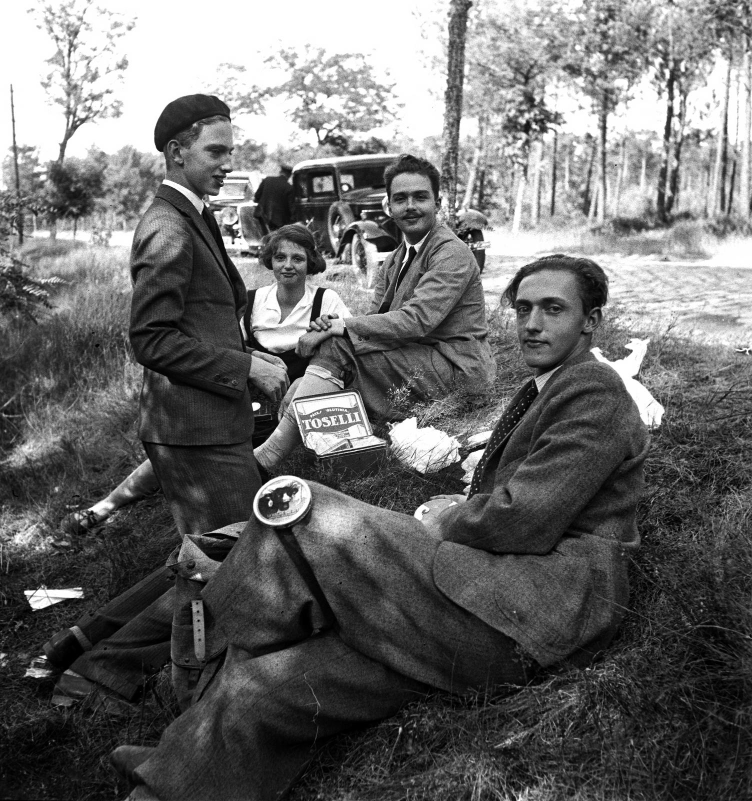 Főhercegi piknik az árokparton: Habsburg Károly Lajos, Sarolta, Ottó és az előtérben Róbert., 1934, Habsburg Ottó Alapítvány, youth, looking back, lie in the grass, Fortepan #281294