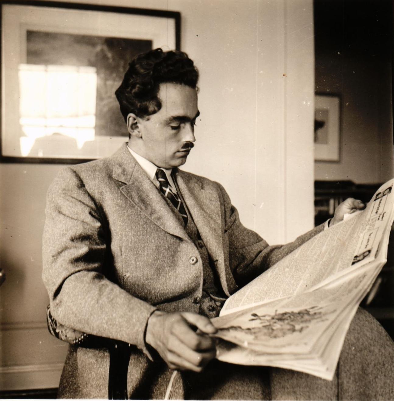 Habsburg Ottó újságot olvas, 1942, Habsburg Ottó Alapítvány, posture, man, Fortepan #281300