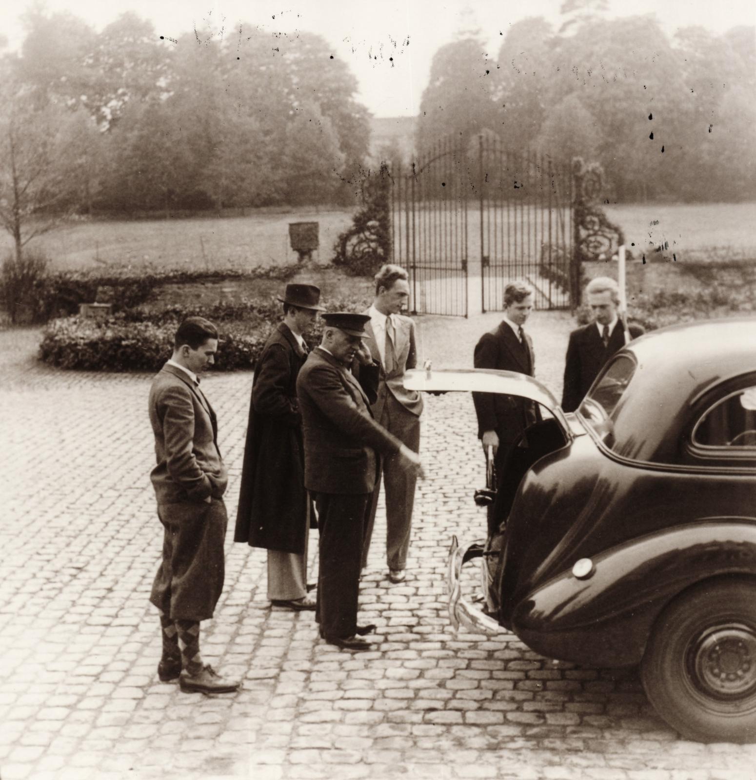A Habsburg-fiúk autót szemlélnek, Félix, mellette két ismeretlen, Róbert, Rudolf és Károly Lajos, 1938, Habsburg Ottó Alapítvány, mutatni, Fortepan #281306