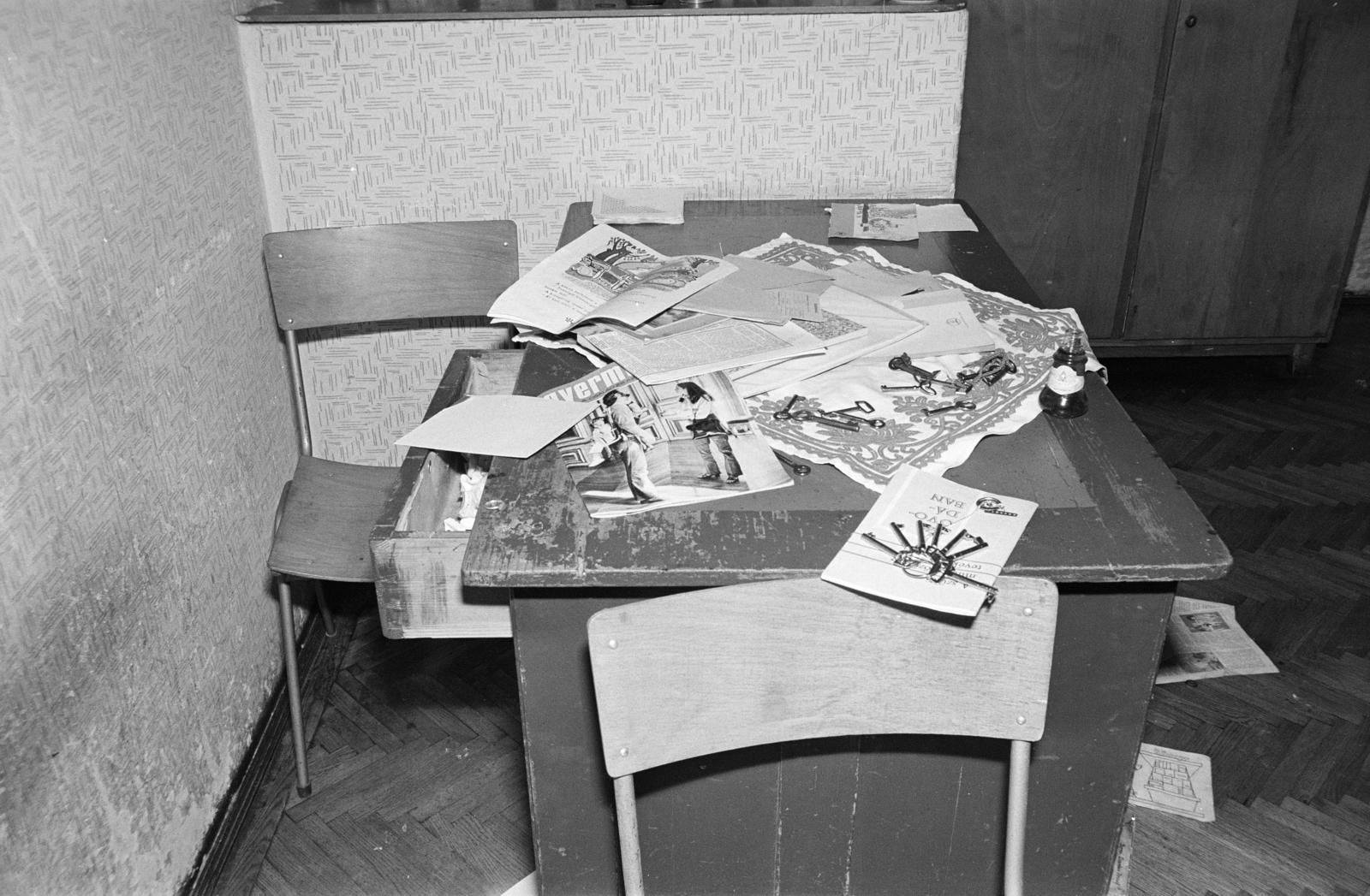 A kép forrását kérjük így adja meg: Fortepan / Budapest Főváros Levéltára. Levéltári jelzet: HU.BFL.XV.19.c.10, 1972, Budapest Főváros Levéltára / BRFK helyszínelési fényképei, BRFK Hivatala Bűnügyi Technikai Osztály, table, key, newspaper, Fortepan #281335