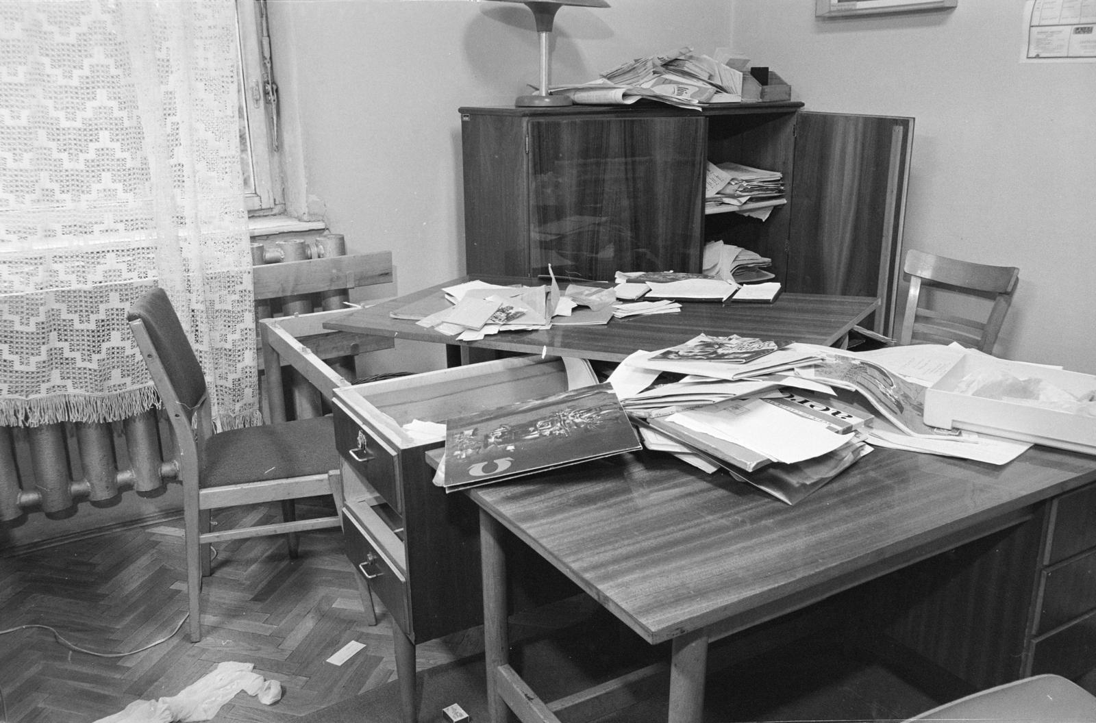 A kép forrását kérjük így adja meg: Fortepan / Budapest Főváros Levéltára. Levéltári jelzet: HU.BFL.XV.19.c.10, 1972, Budapest Főváros Levéltára / BRFK helyszínelési fényképei, BRFK Hivatala Bűnügyi Technikai Osztály, mess, office furniture, Fortepan #281342