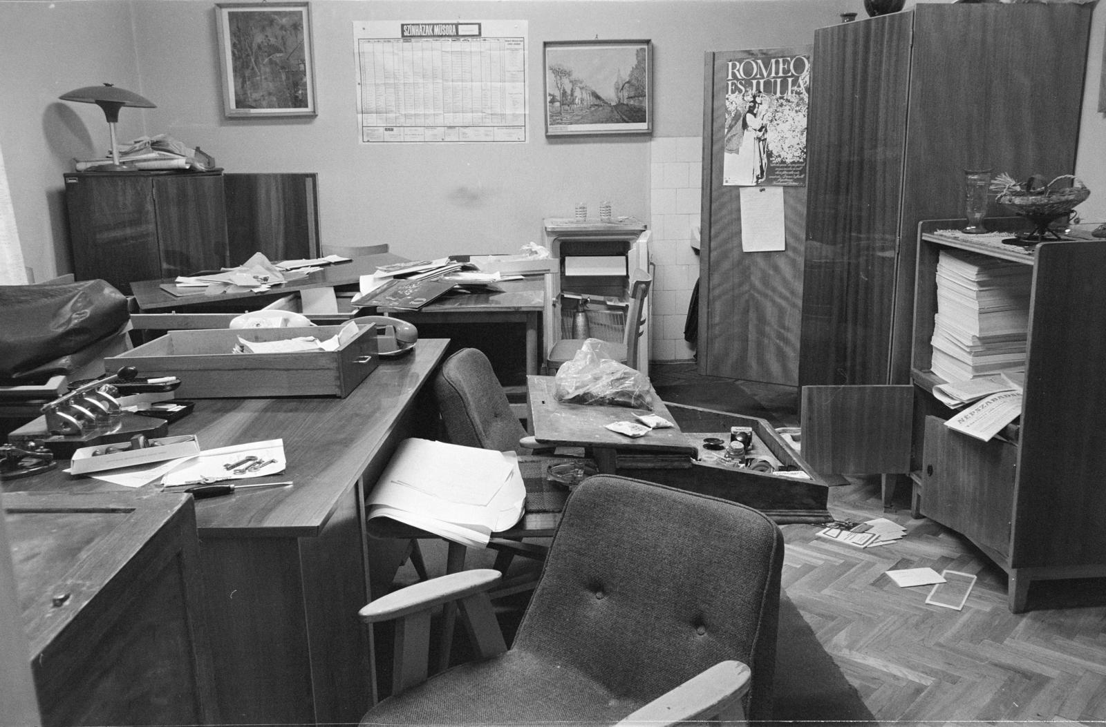 A kép forrását kérjük így adja meg: Fortepan / Budapest Főváros Levéltára. Levéltári jelzet: HU.BFL.XV.19.c.10, 1972, Budapest Főváros Levéltára / BRFK helyszínelési fényképei, BRFK Hivatala Bűnügyi Technikai Osztály, mess, office furniture, Fortepan #281343