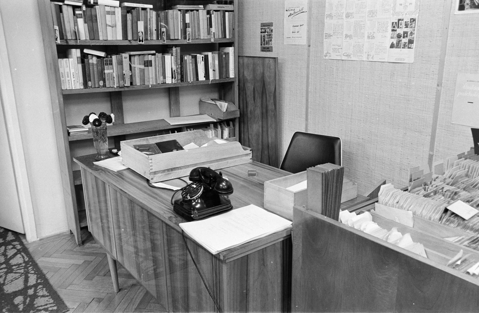 A kép forrását kérjük így adja meg: Fortepan / Budapest Főváros Levéltára. Levéltári jelzet: HU.BFL.XV.19.c.10, 1972, Budapest Főváros Levéltára / BRFK helyszínelési fényképei, BRFK Hivatala Bűnügyi Technikai Osztály, library, telephone, bookshelf, office, Fortepan #281345