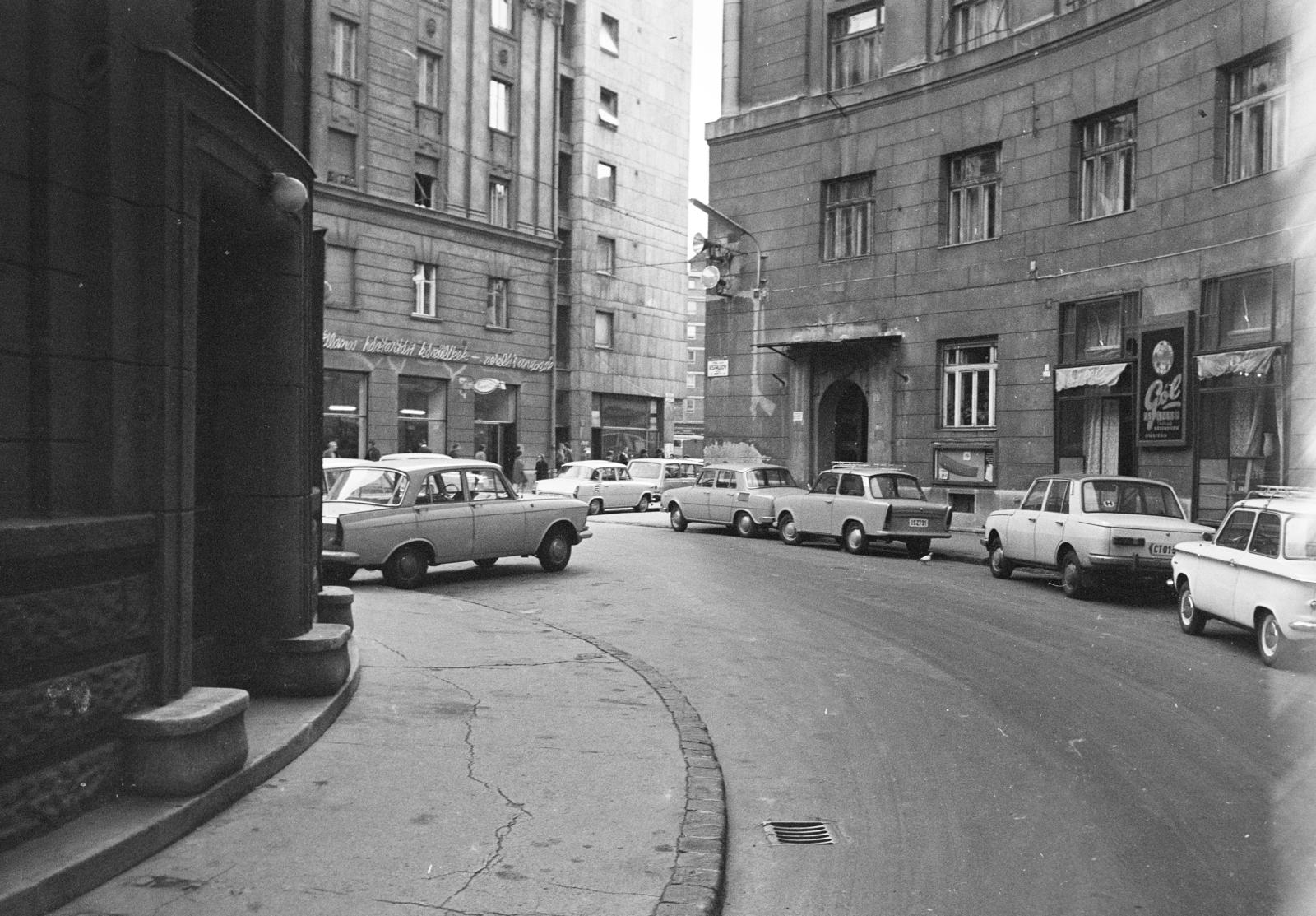 Magyarország, Budapest VIII., Corvin (Kisfaludy) köz, szemben a József körút felé vezető szakasz, balra a Corvin moziszemben az Üllői út. A kép forrását kérjük így adja meg: Fortepan / Budapest Főváros Levéltára. Levéltári jelzet: HU.BFL.XV.19.c.10, 1972, Budapest Főváros Levéltára / BRFK helyszínelési fényképei, BRFK Hivatala Bűnügyi Technikai Osztály, NSU Prinz, Moszkvics 408, Skoda 100, Wartburg 353, Trabant 601, Budapest, Fortepan #281378