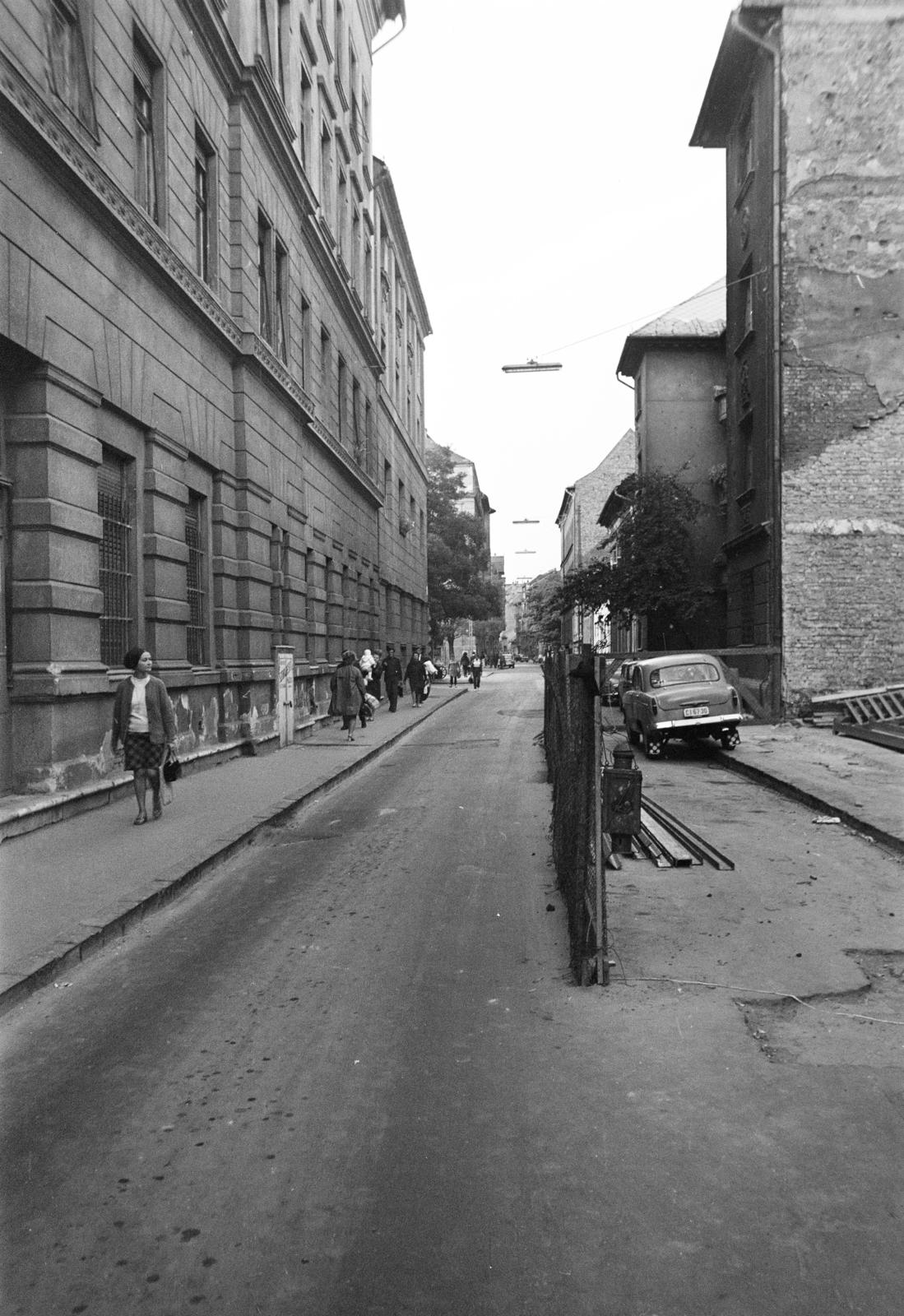 Hungary, Budapest VIII., Kisfaludy utca az Üllői út felől a Corvin (Kisfaludy) köz felé nézve. A kép forrását kérjük így adja meg: Fortepan / Budapest Főváros Levéltára. Levéltári jelzet: HU.BFL.XV.19.c.10, 1972, Budapest Főváros Levéltára / BRFK helyszínelési fényképei, BRFK Hivatala Bűnügyi Technikai Osztály, number plate, Budapest, Fortepan #281379