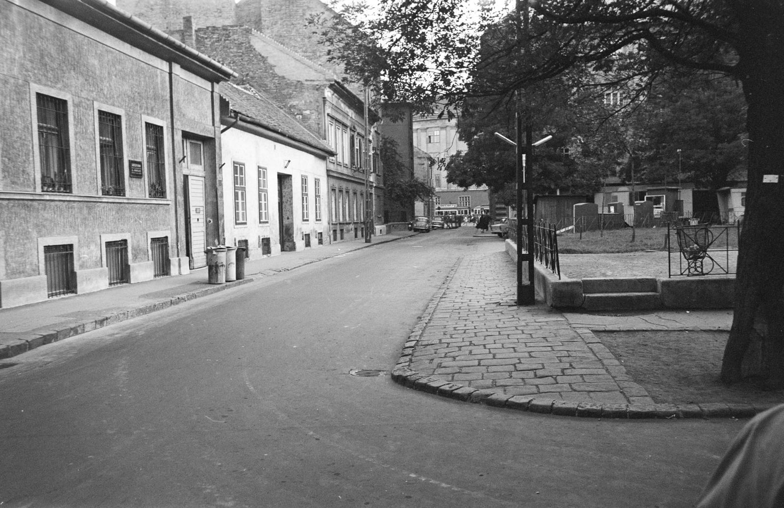 Hungary, Budapest VIII.,Budapest IX., Kisfaludy utca a Corvin mozi mögött, szemben az Üllői útnál az egykori Kilián laktanya épülete. A kép forrását kérjük így adja meg: Fortepan / Budapest Főváros Levéltára. Levéltári jelzet: HU.BFL.XV.19.c.10, 1972, Budapest Főváros Levéltára / BRFK helyszínelési fényképei, BRFK Hivatala Bűnügyi Technikai Osztály, Budapest, Fortepan #281382