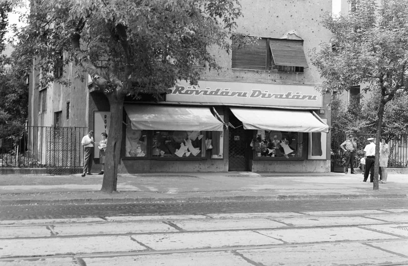 Magyarország, Budapest XIV., Thököly út 112., RÖLTEX Rövidáru és Divatáru bolt. A kép forrását kérjük így adja meg: Fortepan / Budapest Főváros Levéltára. Levéltári jelzet: HU.BFL.XV.19.c.10, 1972, Budapest Főváros Levéltára / BRFK helyszínelési fényképei, BRFK Hivatala Bűnügyi Technikai Osztály, Budapest, Fortepan #281391