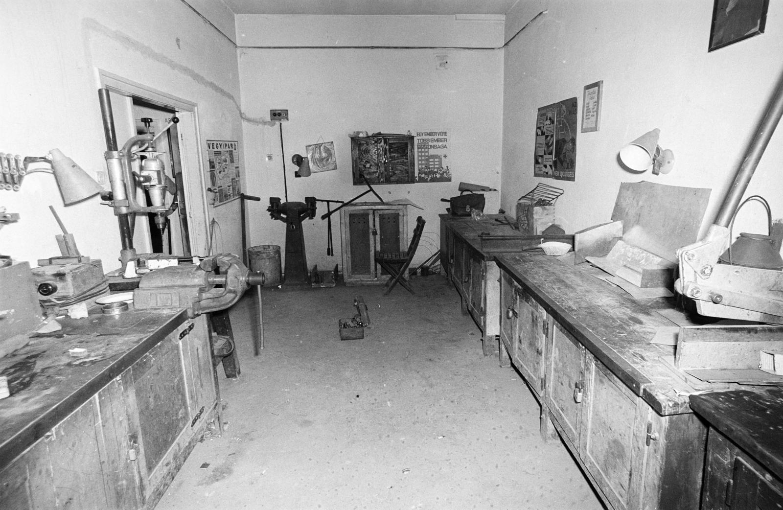 A kép forrását kérjük így adja meg: Fortepan / Budapest Főváros Levéltára. Levéltári jelzet: HU.BFL.XV.19.c.10, 1972, Budapest Főváros Levéltára / BRFK helyszínelési fényképei, BRFK Hivatala Bűnügyi Technikai Osztály, workshop, Fortepan #281393