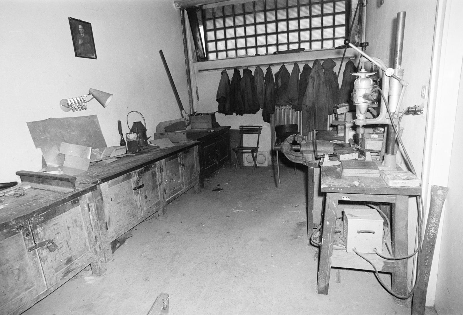 A kép forrását kérjük így adja meg: Fortepan / Budapest Főváros Levéltára. Levéltári jelzet: HU.BFL.XV.19.c.10, 1972, Budapest Főváros Levéltára / BRFK helyszínelési fényképei, BRFK Hivatala Bűnügyi Technikai Osztály, workshop, divided windows, Lenin-portrayal, coat-stand, rack drill, Fortepan #281394