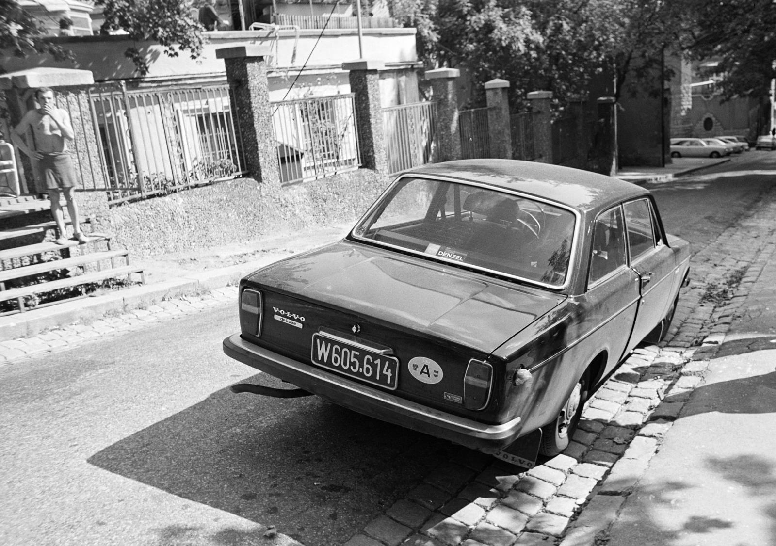 Hungary, Budapest XI., Kemenes utca, balra a Gellért Gyógyfürdő kerítésénél megnyitott átjáró, a jobbra található napozó­területhez. A kép forrását kérjük így adja meg: Fortepan / Budapest Főváros Levéltára. Levéltári jelzet: HU.BFL.XV.19.c.10, 1972, Budapest Főváros Levéltára / BRFK helyszínelési fényképei, BRFK Hivatala Bűnügyi Technikai Osztály, volvo 140, number plate, Budapest, Fortepan #281405