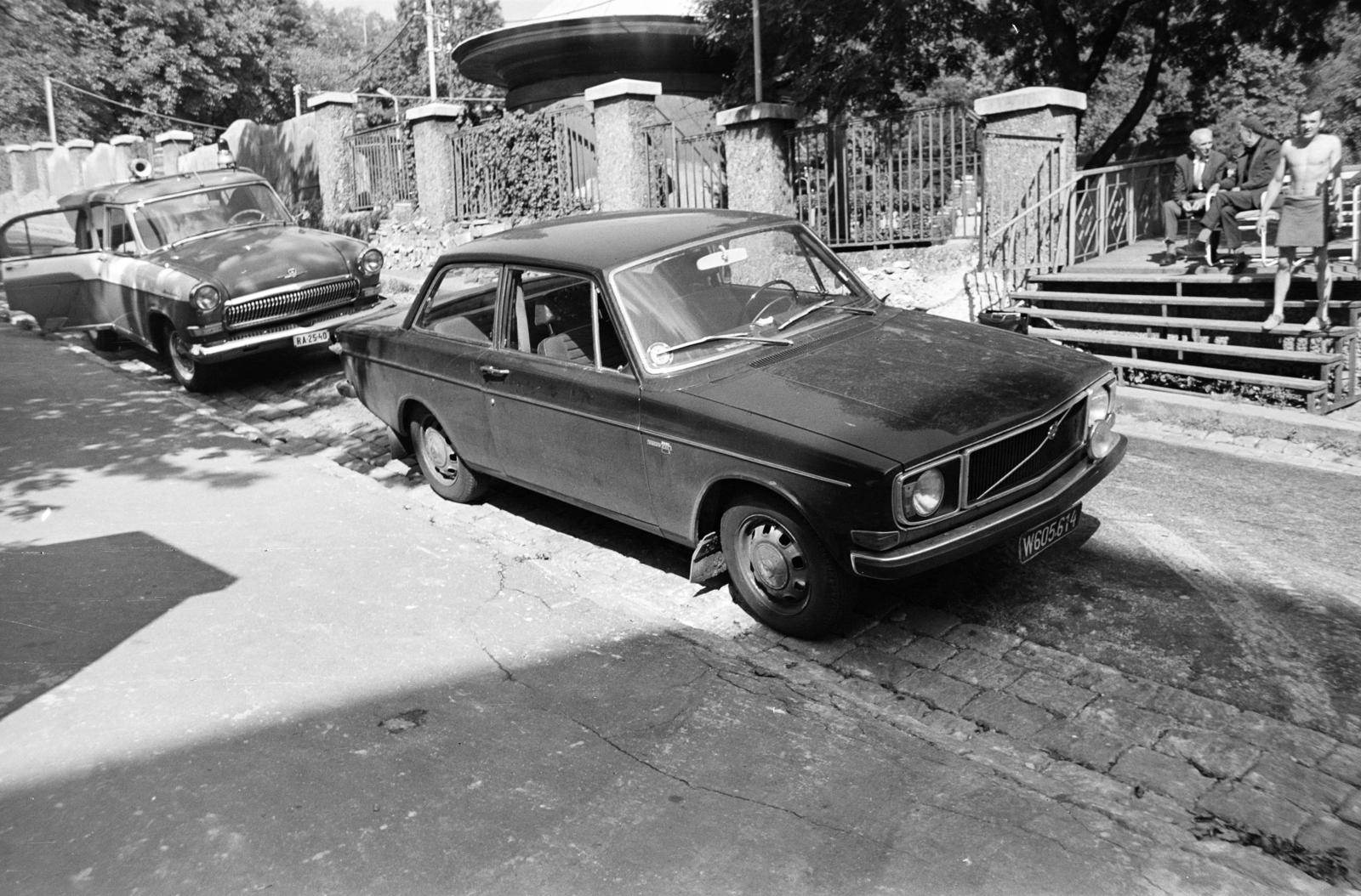 Hungary, Budapest XI., Kemenes utca, jobbra a Gellért Gyógyfürdő kerítésénél megnyitott átjáró lépcsője, a felvétel készítő mögötti napozó­területhez. A kép forrását kérjük így adja meg: Fortepan / Budapest Főváros Levéltára. Levéltári jelzet: HU.BFL.XV.19.c.10, 1972, Budapest Főváros Levéltára / BRFK helyszínelési fényképei, BRFK Hivatala Bűnügyi Technikai Osztály, volvo 140, number plate, M21 Wolga, Budapest, Fortepan #281406