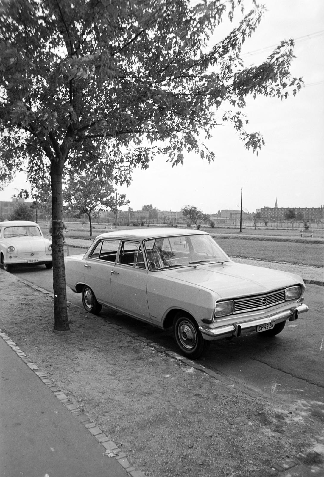 Hungary, Budapest XIII., Tahi utca, a Rákos-patakon túl a Fáy utcai sporttelep, távolban a Béke téri Szent László-templom tornya látszik. A kép forrását kérjük így adja meg: Fortepan / Budapest Főváros Levéltára. Levéltári jelzet: HU.BFL.XV.19.c.10, 1972, Budapest Főváros Levéltára / BRFK helyszínelési fényképei, BRFK Hivatala Bűnügyi Technikai Osztály, number plate, Budapest, Fortepan #281423