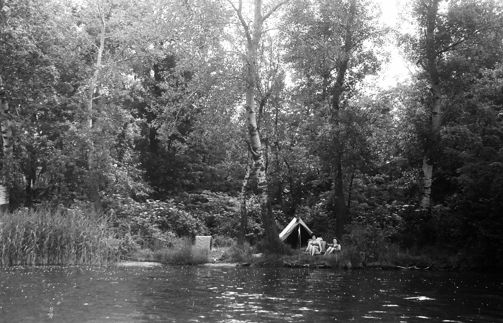 Hungary, táborozók a Ráckevei (Soroksári)-Duna partján., 1961, Umann Kornél, air mattress, tent, Fortepan #28143