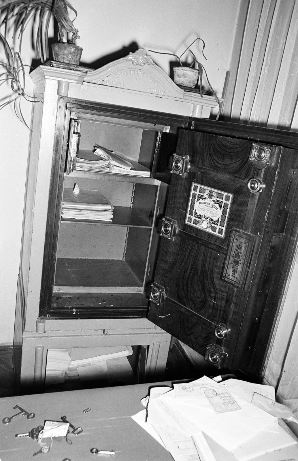 A kép forrását kérjük így adja meg: Fortepan / Budapest Főváros Levéltára. Levéltári jelzet: HU.BFL.XV.19.c.10, 1972, Budapest Főváros Levéltára / BRFK helyszínelési fényképei, BRFK Hivatala Bűnügyi Technikai Osztály, safe, Fortepan #281443